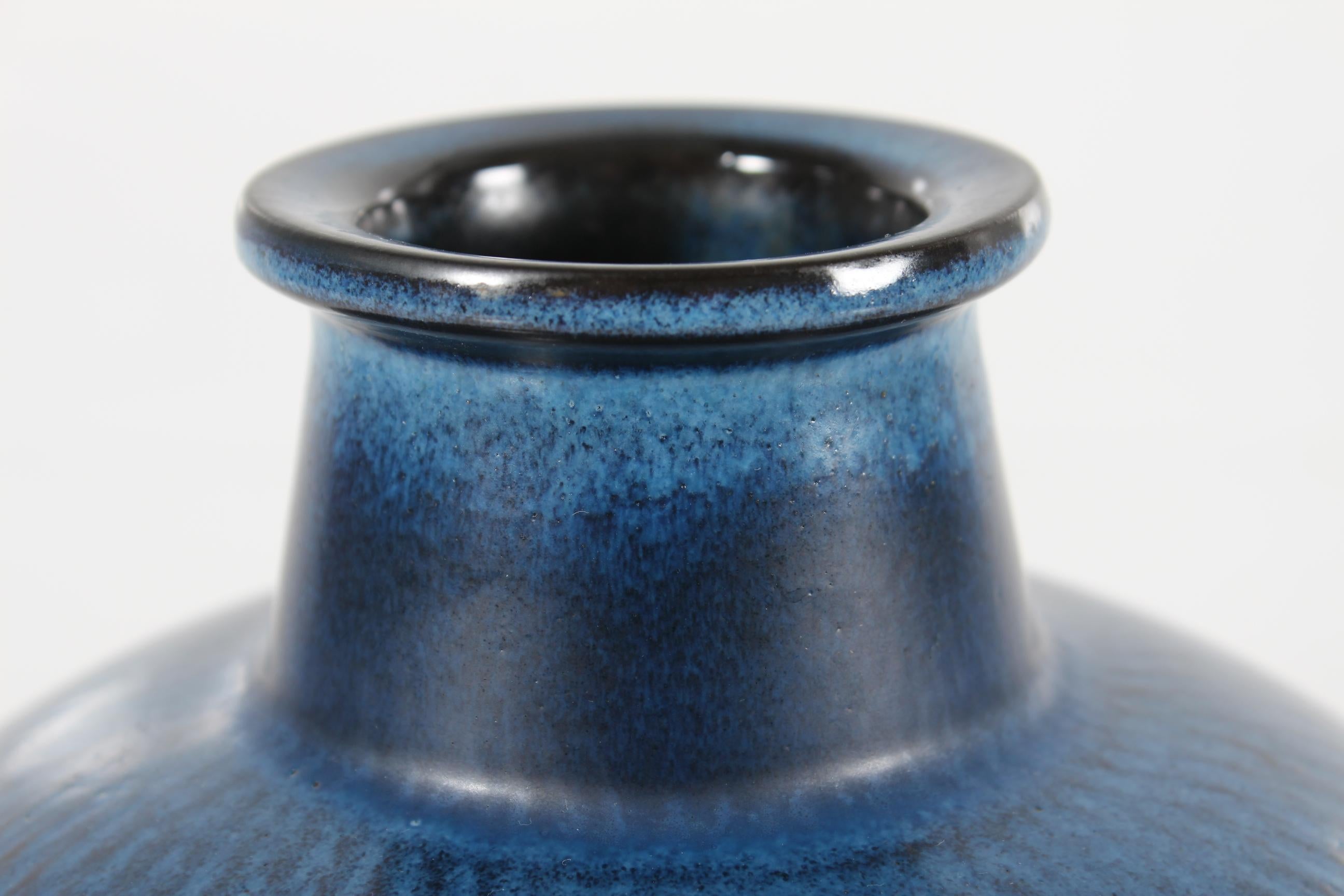 Danese Grande vaso a forma di palla di Gunnar Nylund di Nymølle con smalto blu scuro 1960 in vendita