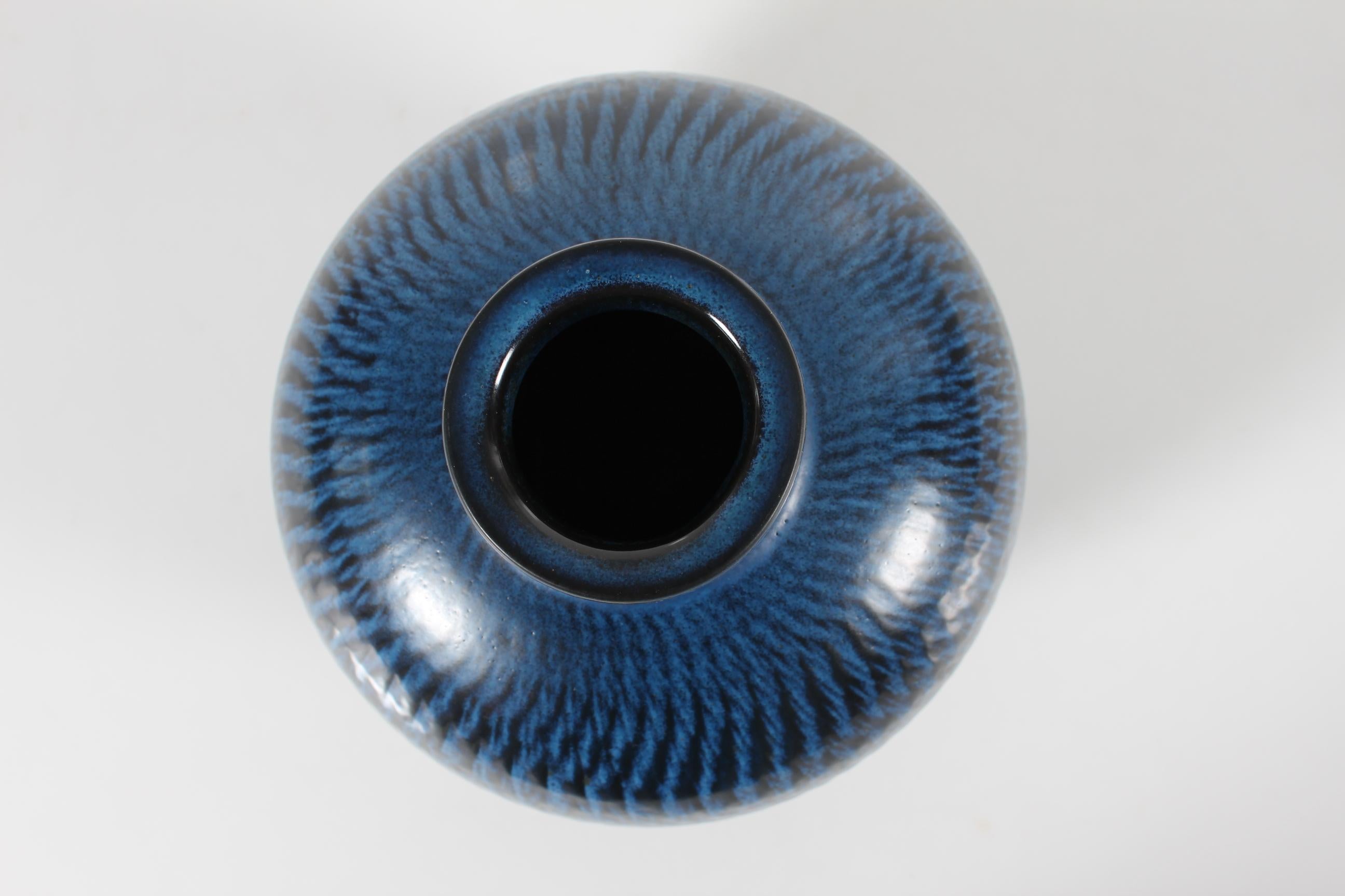 Smaltato Grande vaso a forma di palla di Gunnar Nylund di Nymølle con smalto blu scuro 1960 in vendita