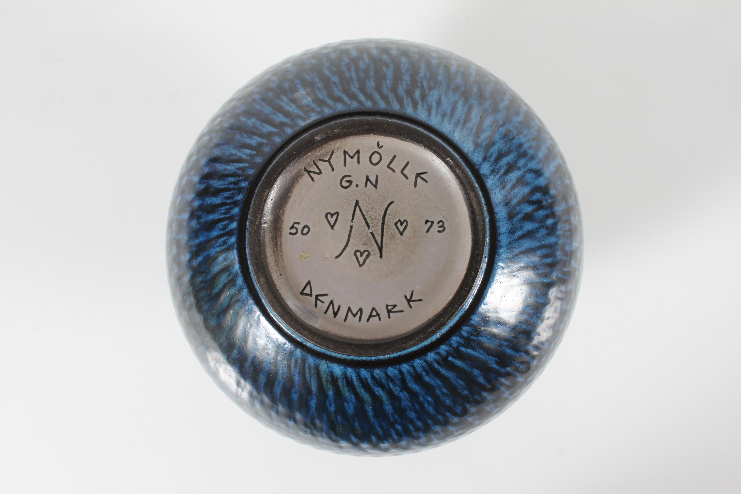 Grande vaso a forma di palla di Gunnar Nylund di Nymølle con smalto blu scuro 1960 In condizioni buone in vendita a Silkeborg, Silkeborg