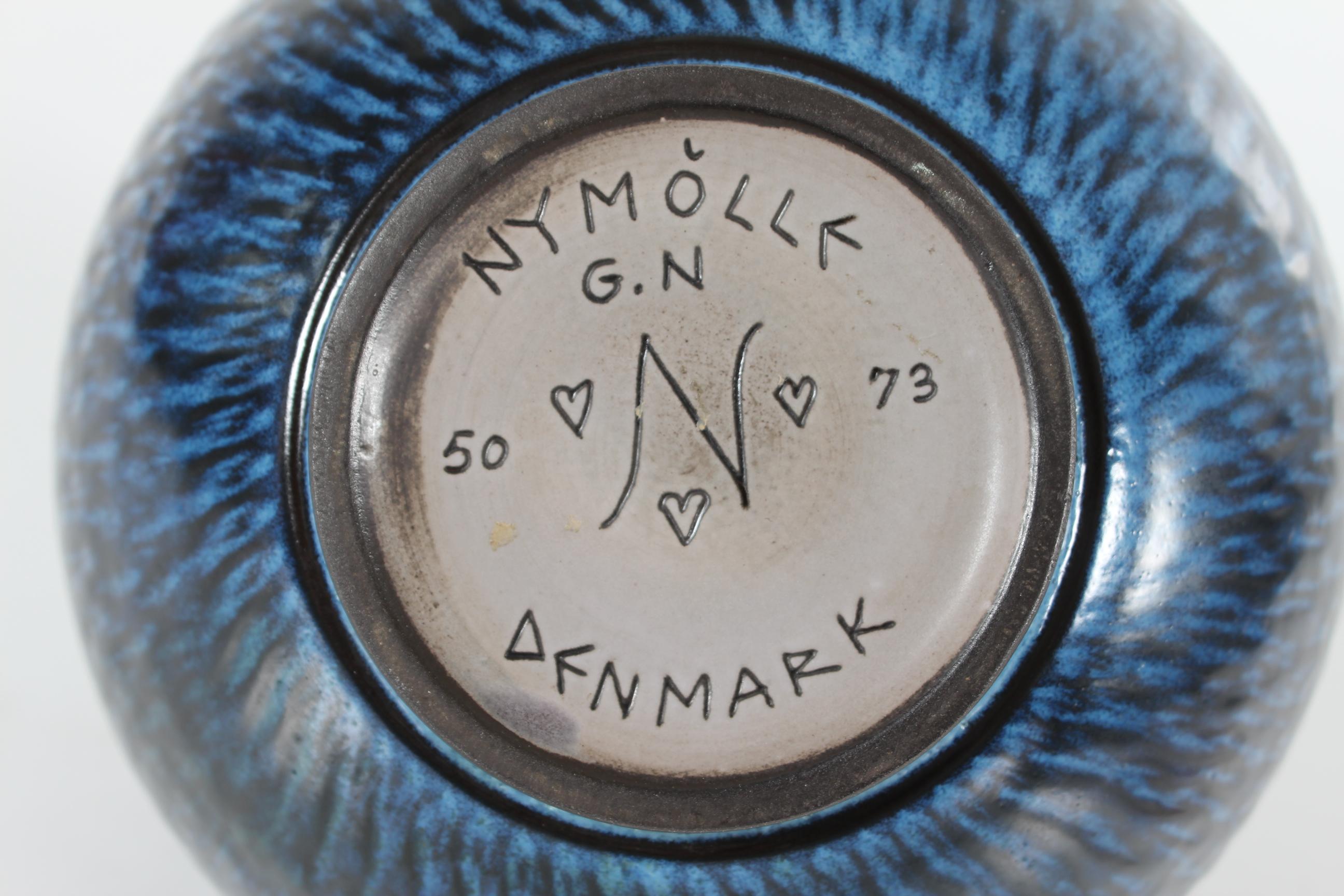 Metà XX secolo Grande vaso a forma di palla di Gunnar Nylund di Nymølle con smalto blu scuro 1960 in vendita