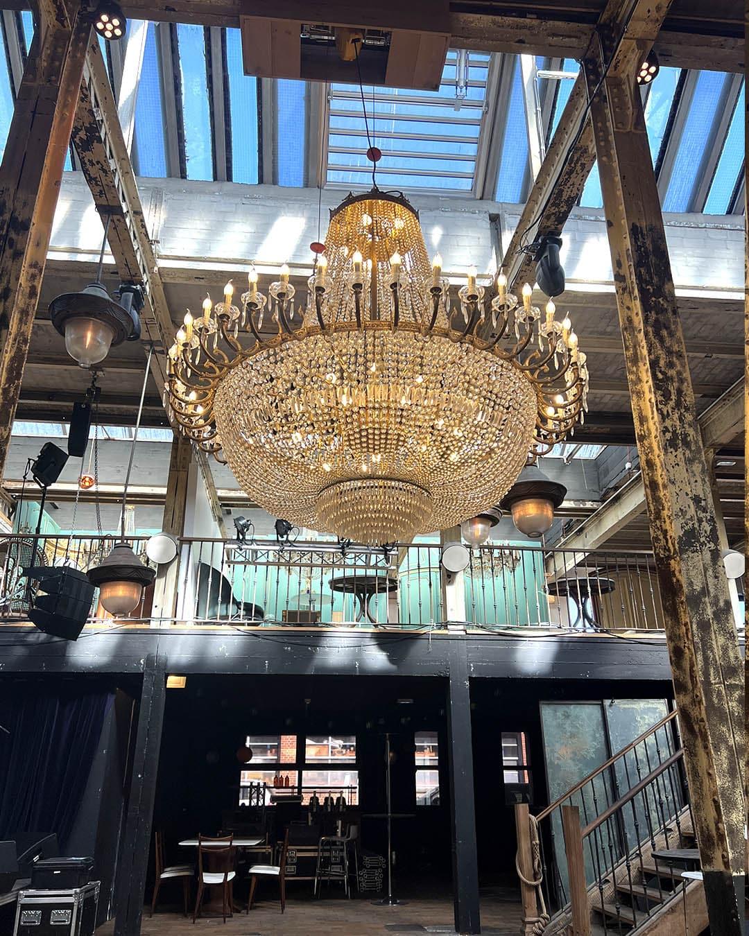 Large Balloon Chandelier – 2 Meters in Diameter
Dimensions: 202 × 183 cm (Ø × H)

This exceptional large balloon chandelier is a statement piece of grand proportions, measuring over 2 meters in diameter. Featuring hundreds of meticulously