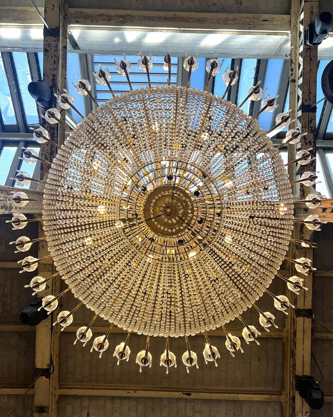Large balloon chandelier 2m in diameter For Sale 3