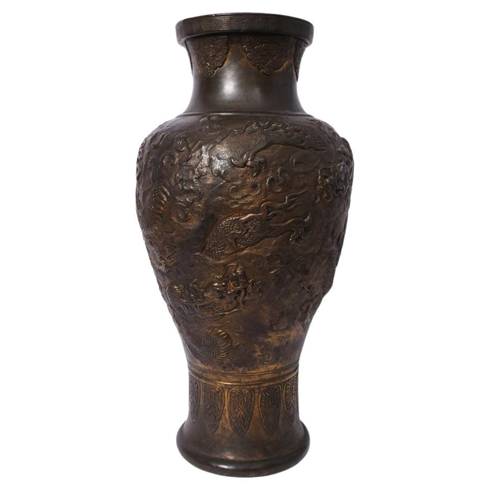 Grand vase japonais en cuivre à balustre, années 1920. en vente