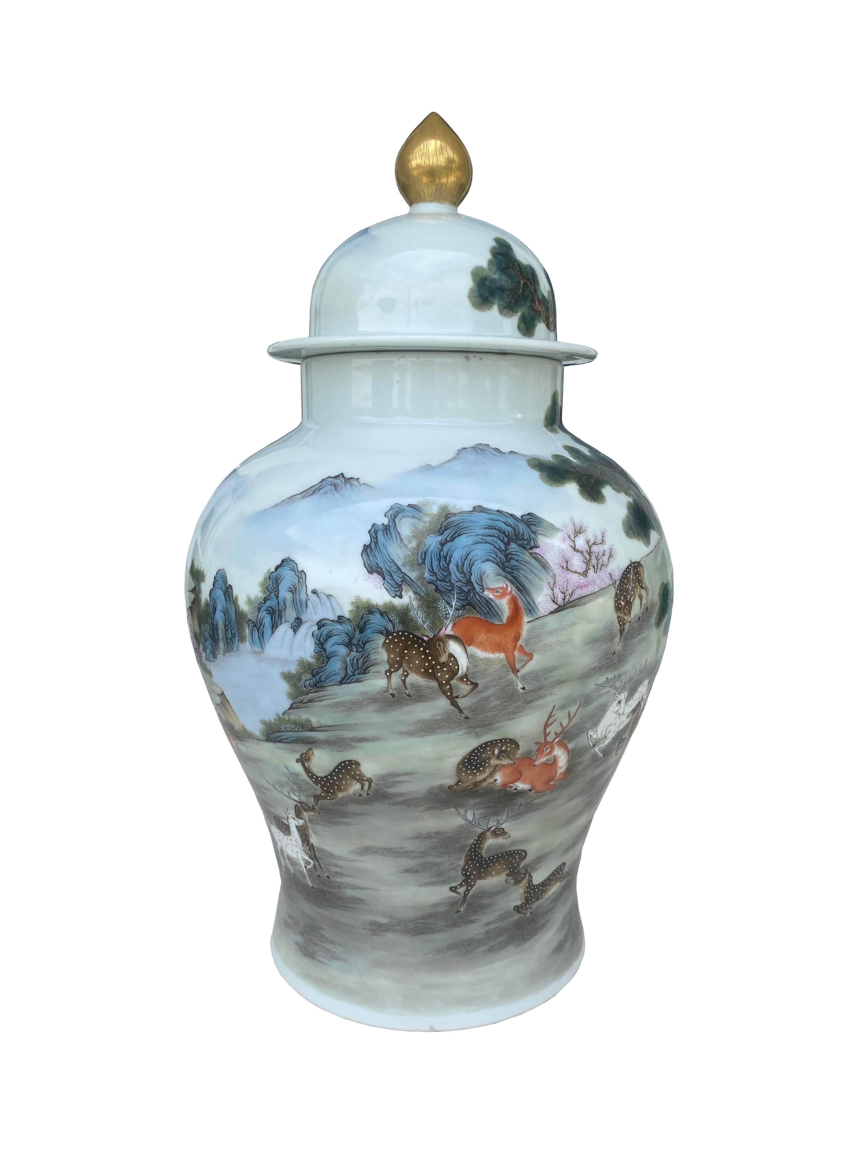 Cette magnifique grande jarre en porcelaine de forme balustre, chef-d'œuvre de design peint à la main, évoque l'art de la Chine ancienne. Capturant l'essence de la tranquillité de la nature, il présente une scène captivante de cerfs gracieux au