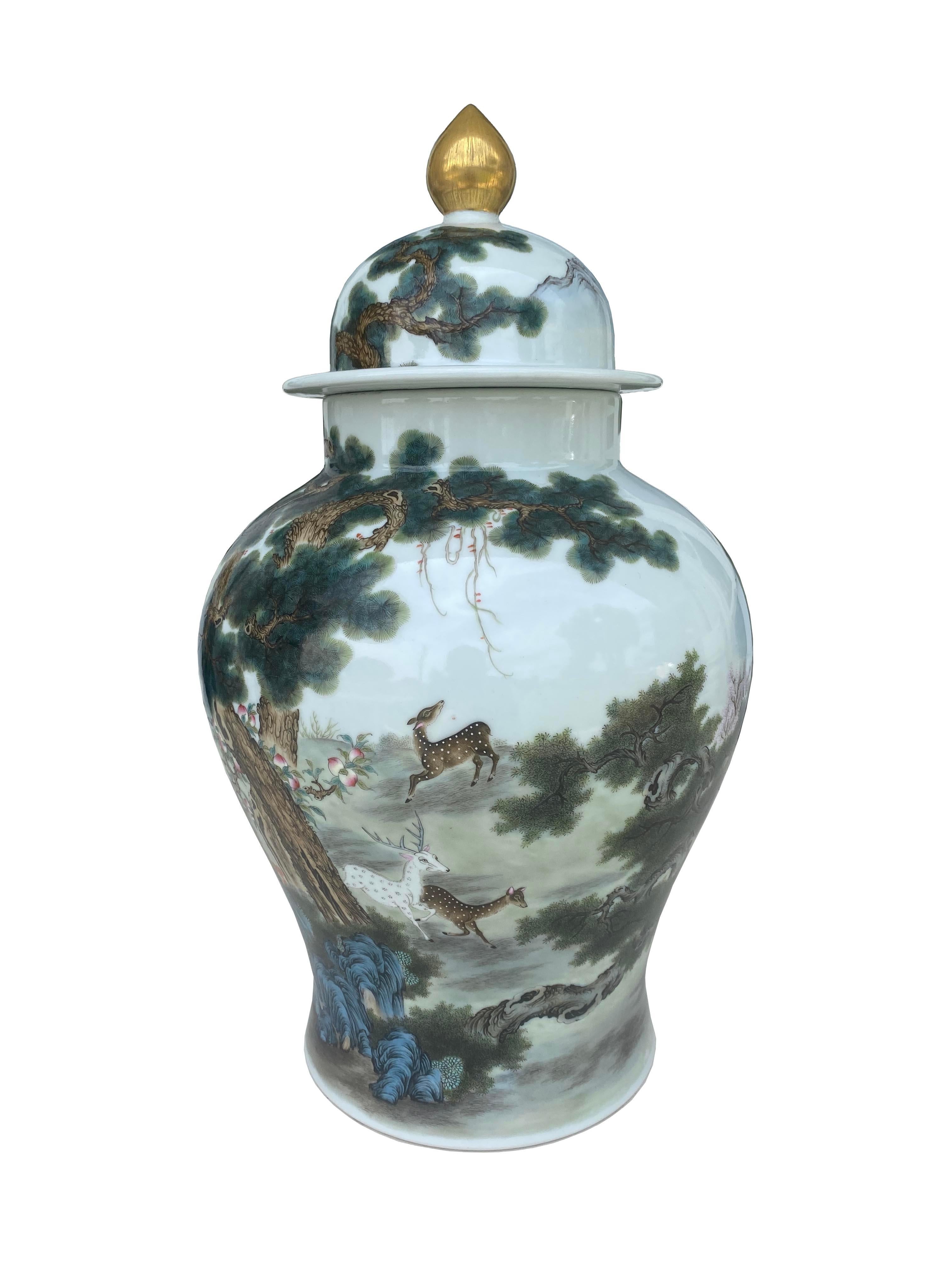 Chinois Grand pot à balustre avec couvercle - Collection Ann & Gordon Getty en vente