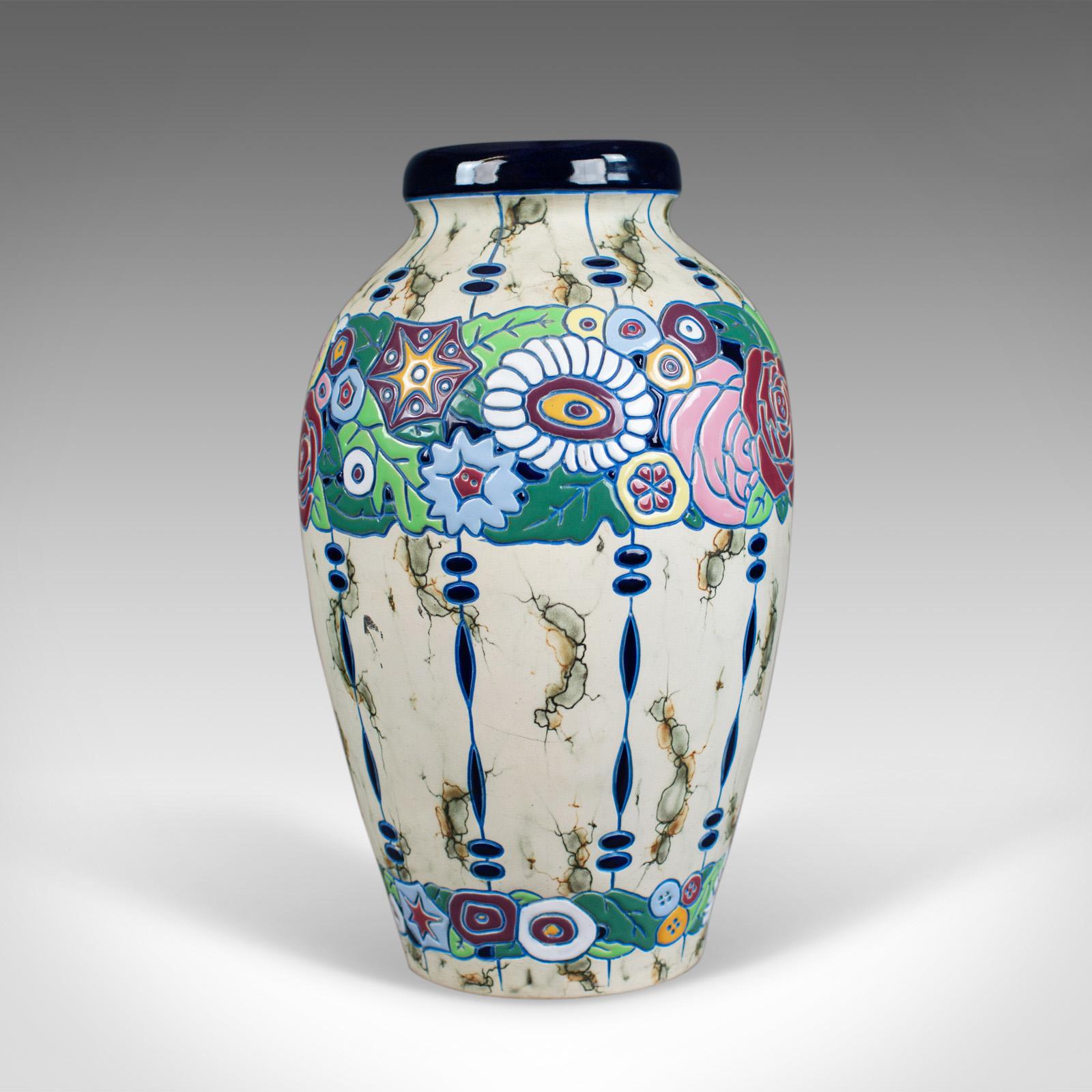 Dies ist eine große Vintage-Balustervase, eine tschechoslowakische Amphora-Keramikvase aus der Mitte des 20. Jahrhunderts.

Von klassischer Form und in guter Proportion
Von hoher handwerklicher Qualität, frei von Schäden
Sockel mit der