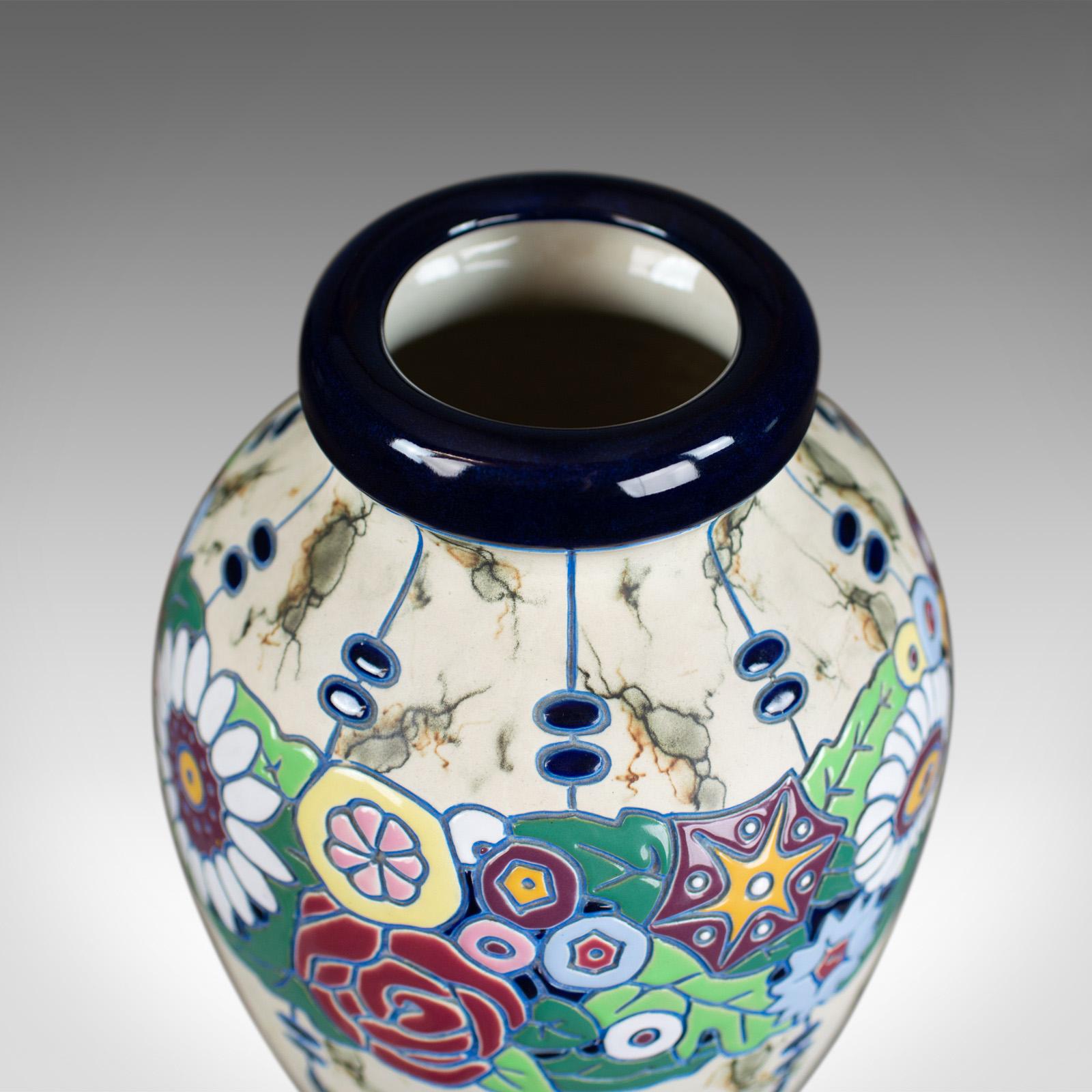 20ième siècle Grand vase balustre, poterie Amphora de Tchécoslovaquie, milieu du 20e siècle en vente