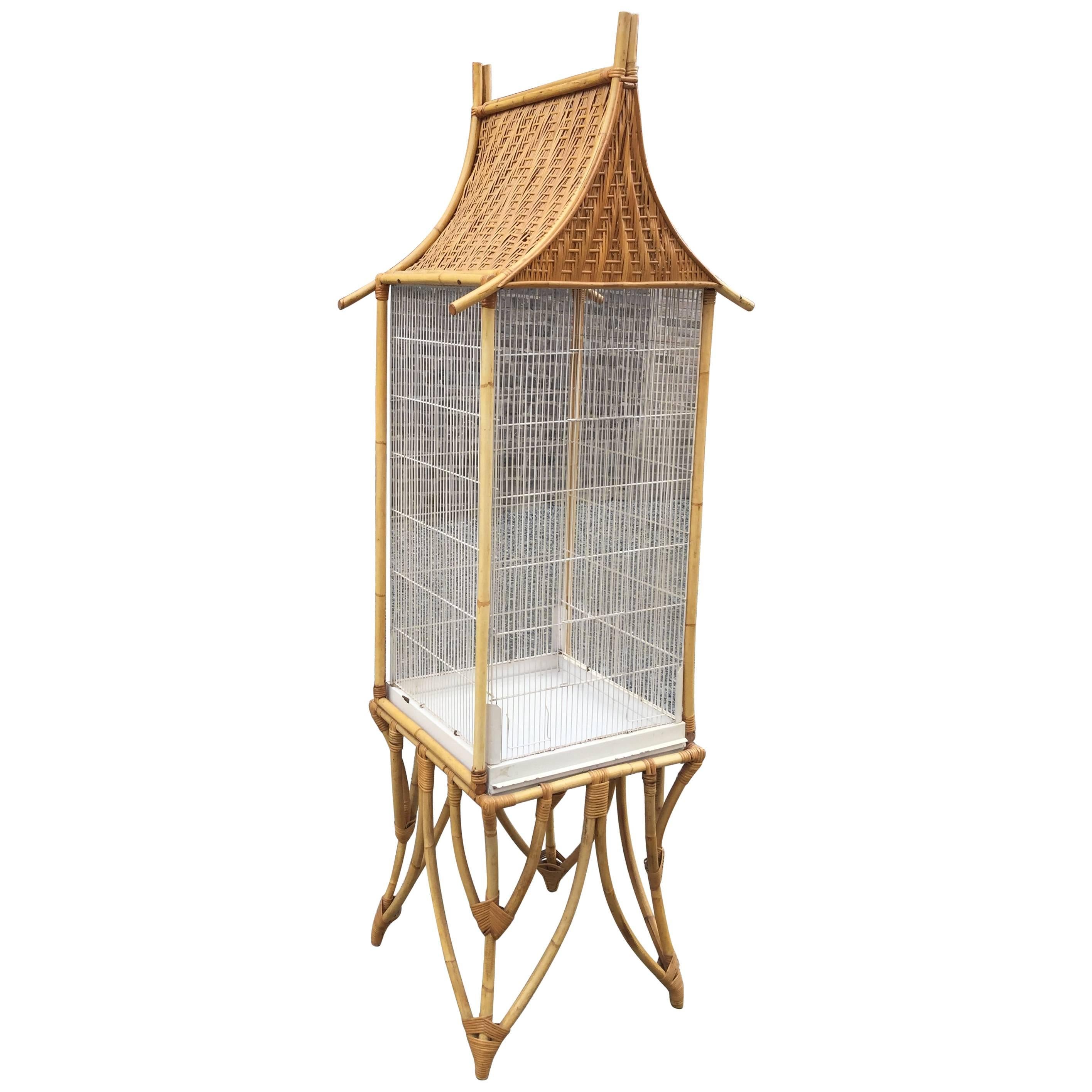 Grande cage à oiseaux en bambou et rotin:: circa 1970