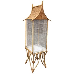 Grande cage à oiseaux en bambou et rotin:: circa 1970