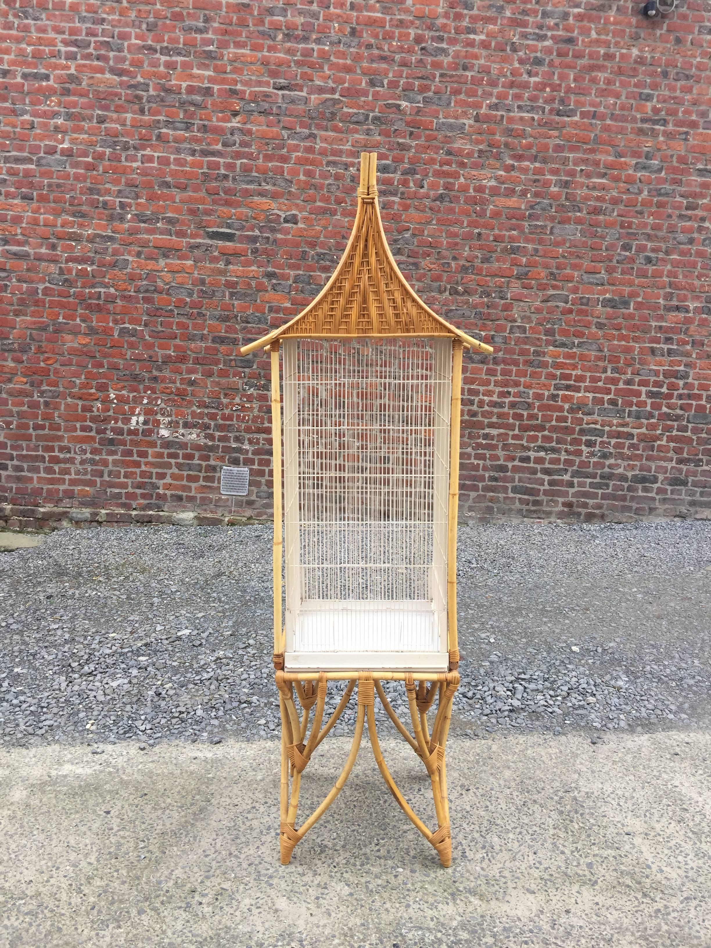 Grande cage à oiseaux en bambou et rotin:: vers 1970.