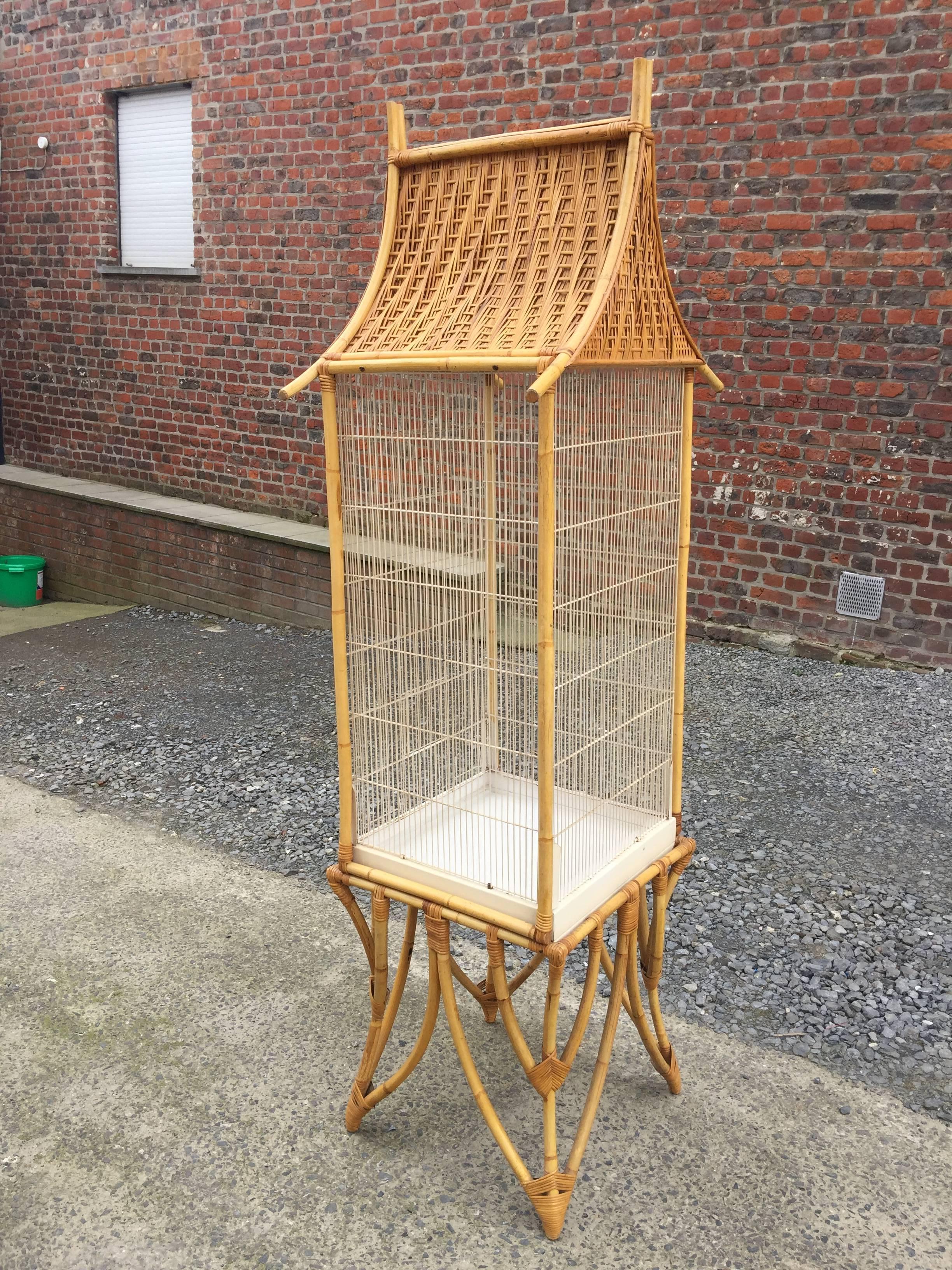 Mid-Century Modern Grande cage à oiseaux en bambou et rotin:: circa 1970