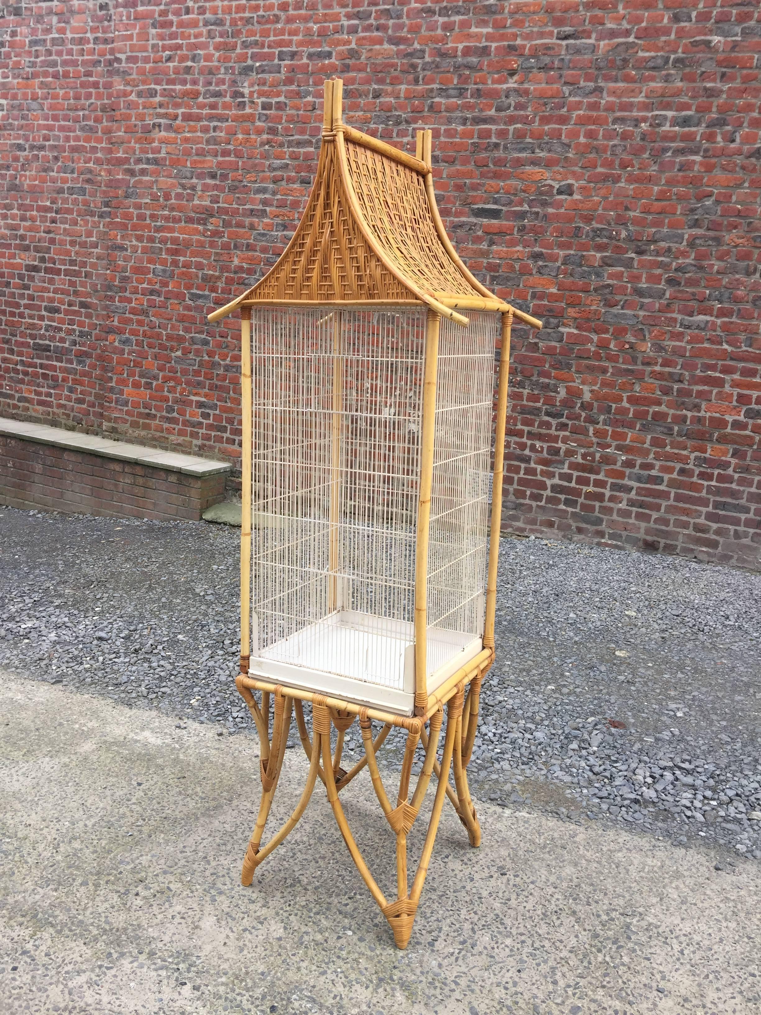 Européen Grande cage à oiseaux en bambou et rotin:: circa 1970