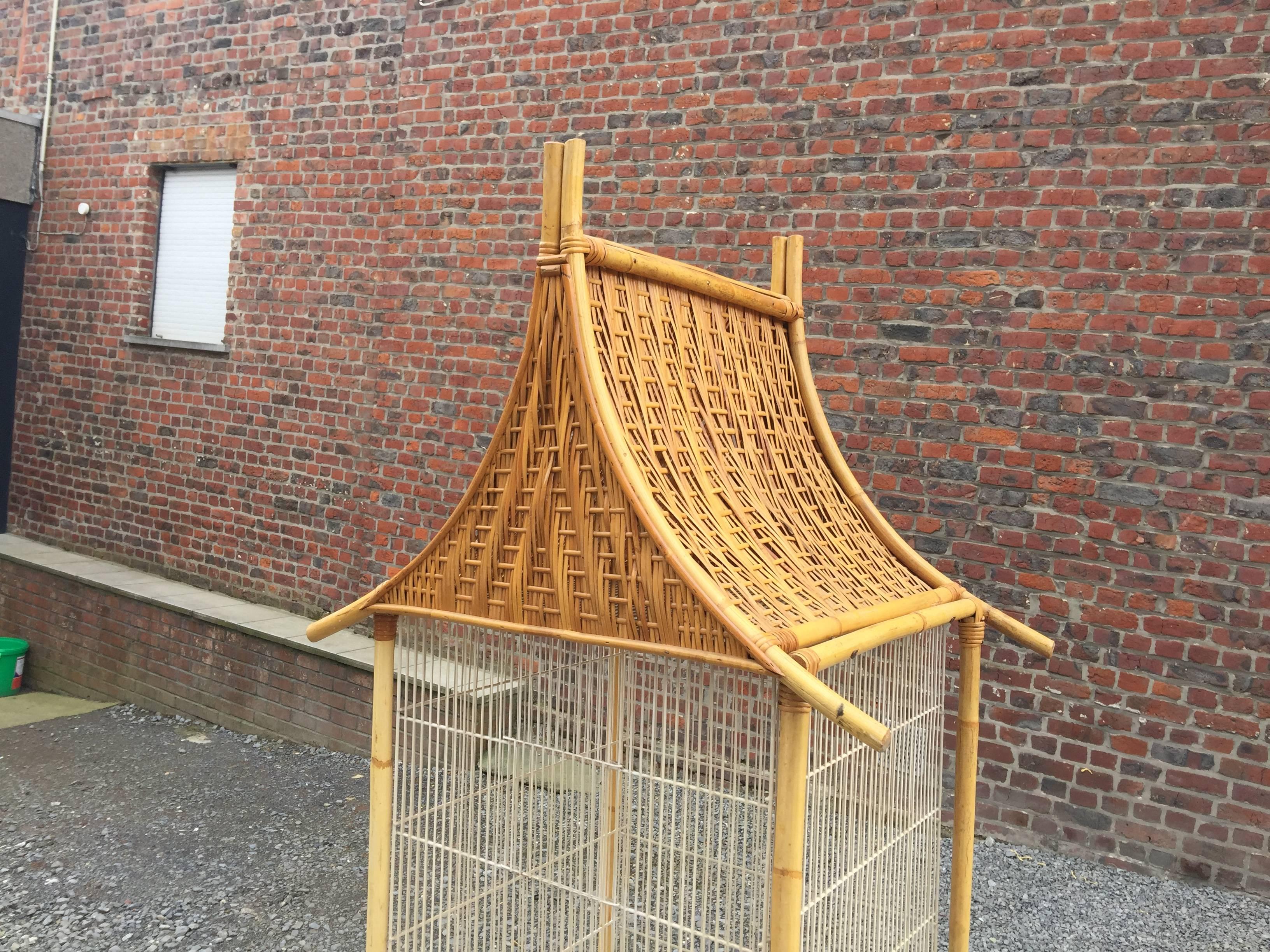 Bambou Grande cage à oiseaux en bambou et rotin:: circa 1970
