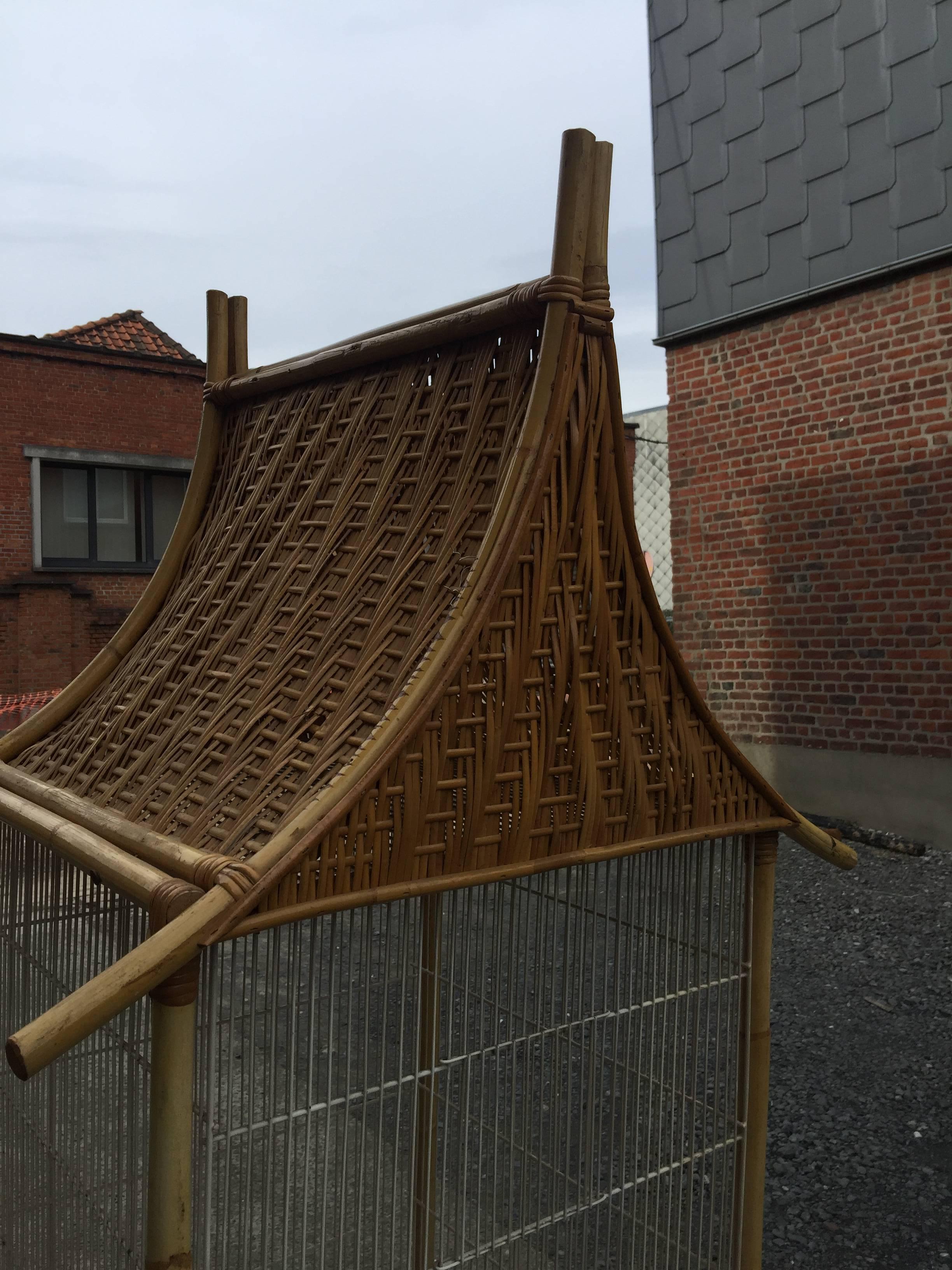 Grande cage à oiseaux en bambou et rotin:: circa 1970 2