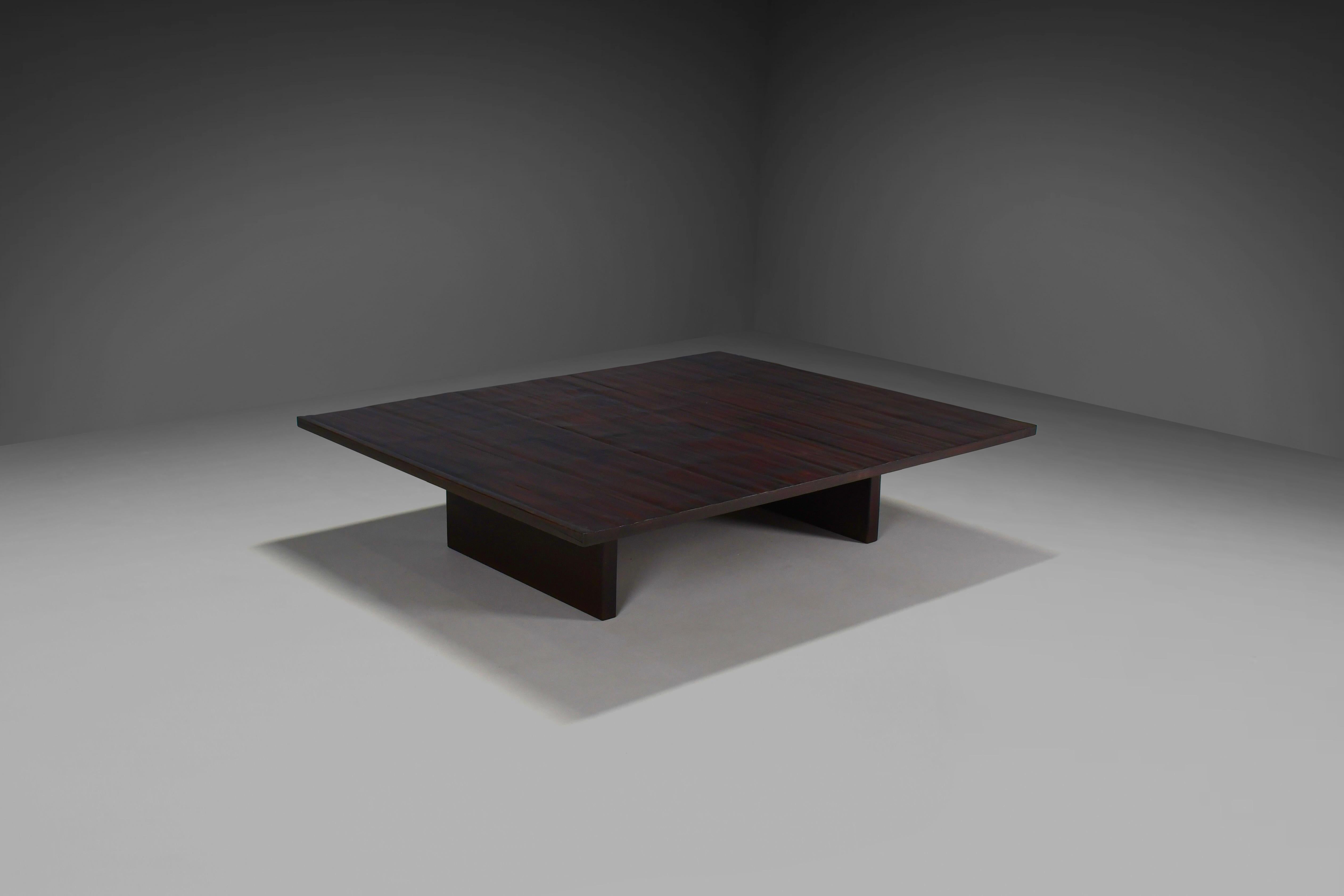 Exceptional coffee table in very good condition.

Designed and produced by de renowned Belgian decorator Axel Vervoordt in the 1980s.

The table is constructed with a combination of rich wengé wood and bamboo which gives it a Japanese feel.

The