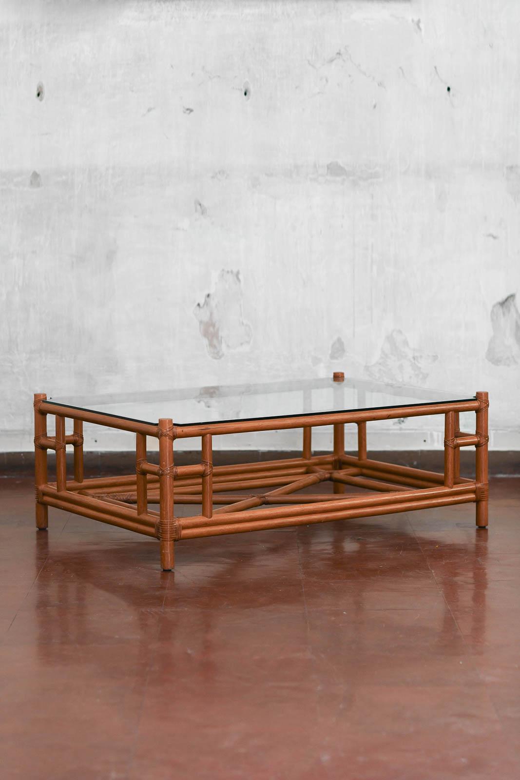 Grande table basse en bambou, finition orange avec reliures en cuir, avec plateau en verre et détails géométriques, 1980
Attribué à Italo Gasparucci
Dimensions 120 L x 42 H x 80 D
