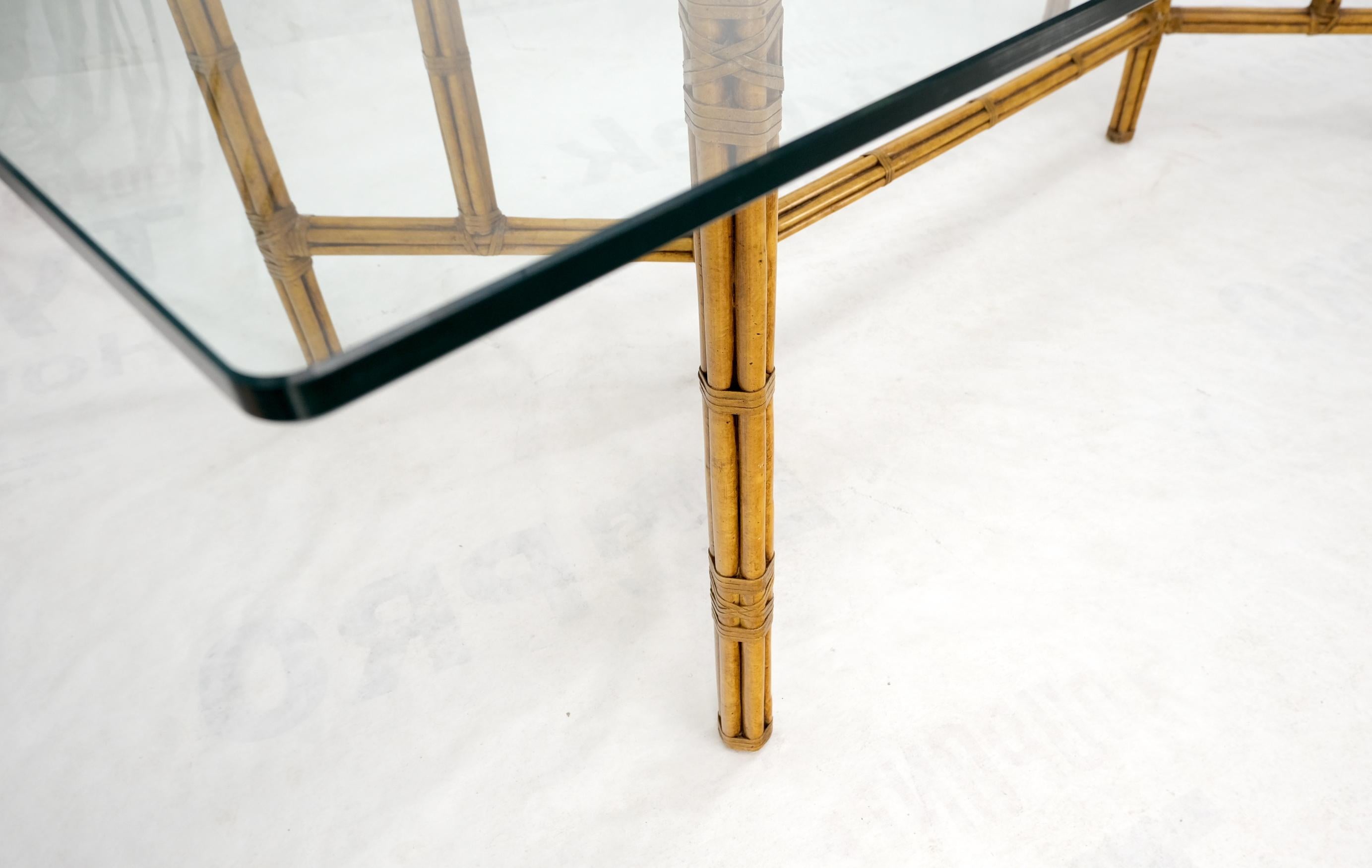 Grande table de conférence de salle à manger à plateau épais en verre avec cadre en bambou et cuir de 3/4 po.  en vente 3
