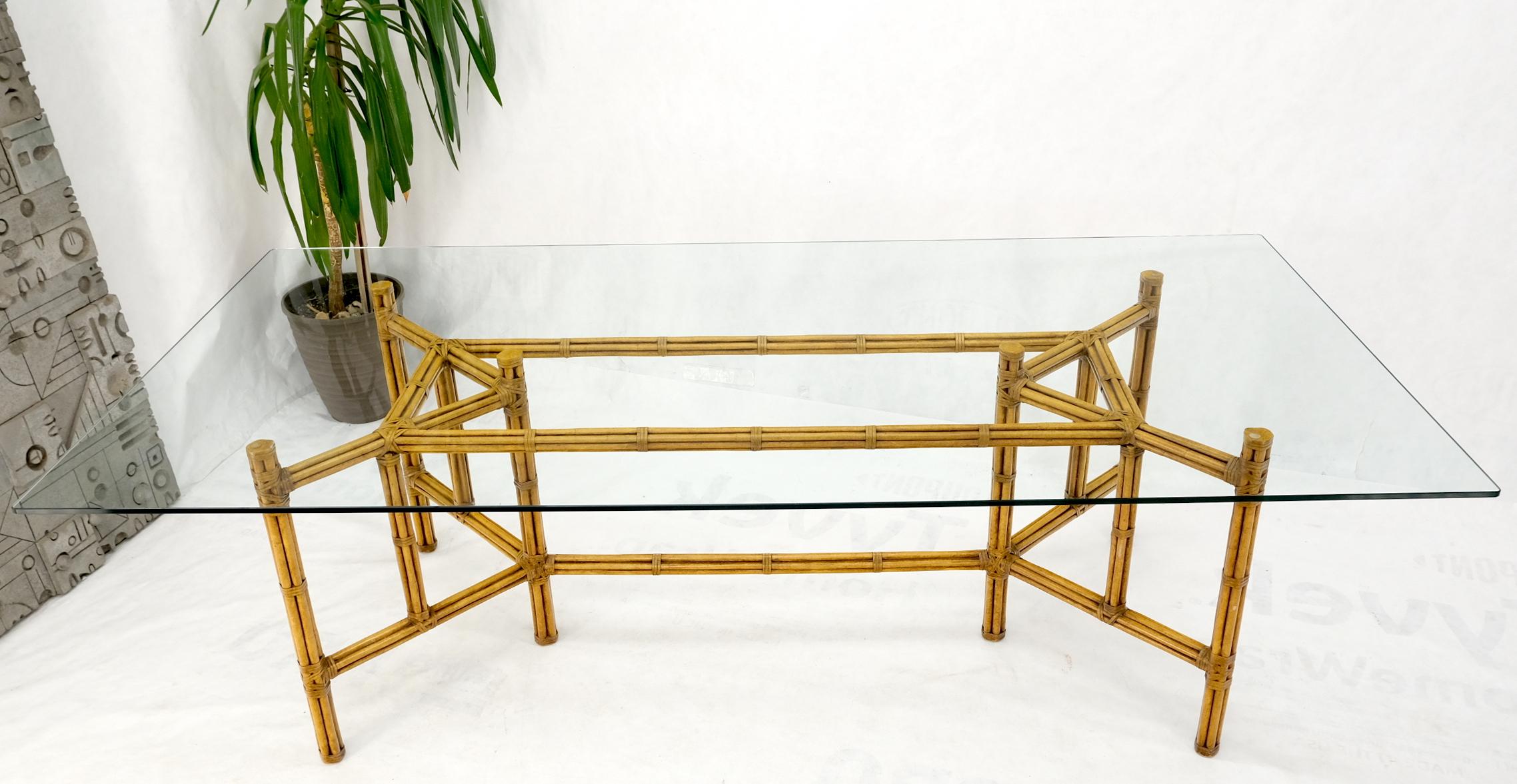 Grande table de conférence de salle à manger à plateau épais en verre avec cadre en bambou et cuir de 3/4 po. en vente 8