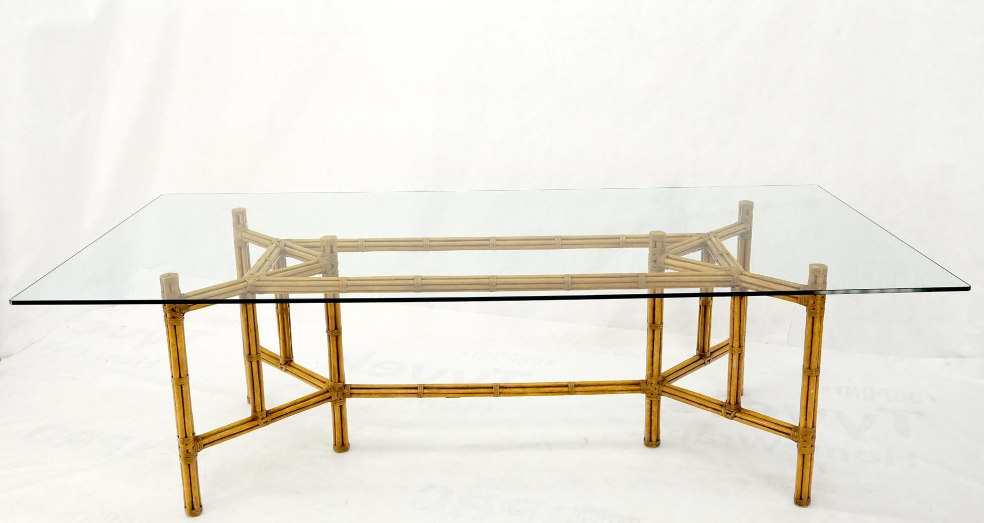 Grande table de conférence de salle à manger à plateau épais en verre avec cadre en bambou et cuir de 3/4 po.  en vente 9
