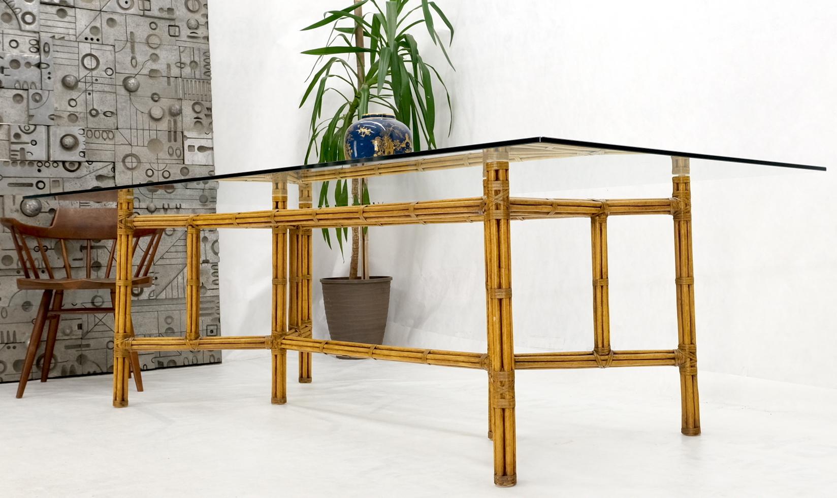 Grande table de conférence de salle à manger à plateau épais en verre avec cadre en bambou et cuir de 3/4 po. Bon état - En vente à Rockaway, NJ