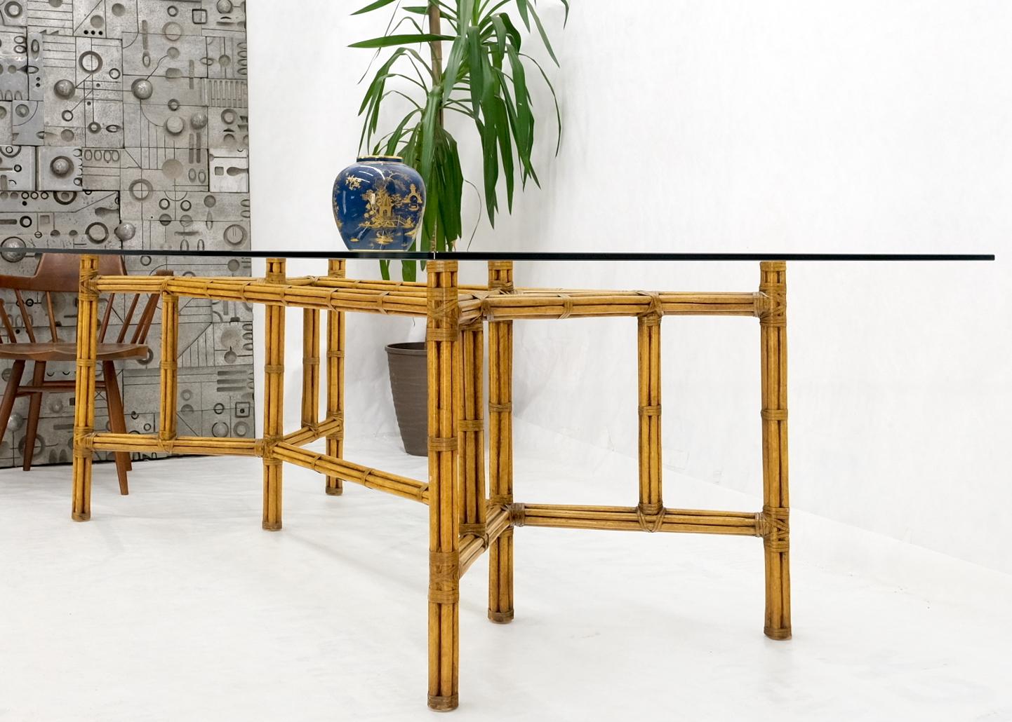 20ième siècle Grande table de conférence de salle à manger à plateau épais en verre avec cadre en bambou et cuir de 3/4 po.  en vente