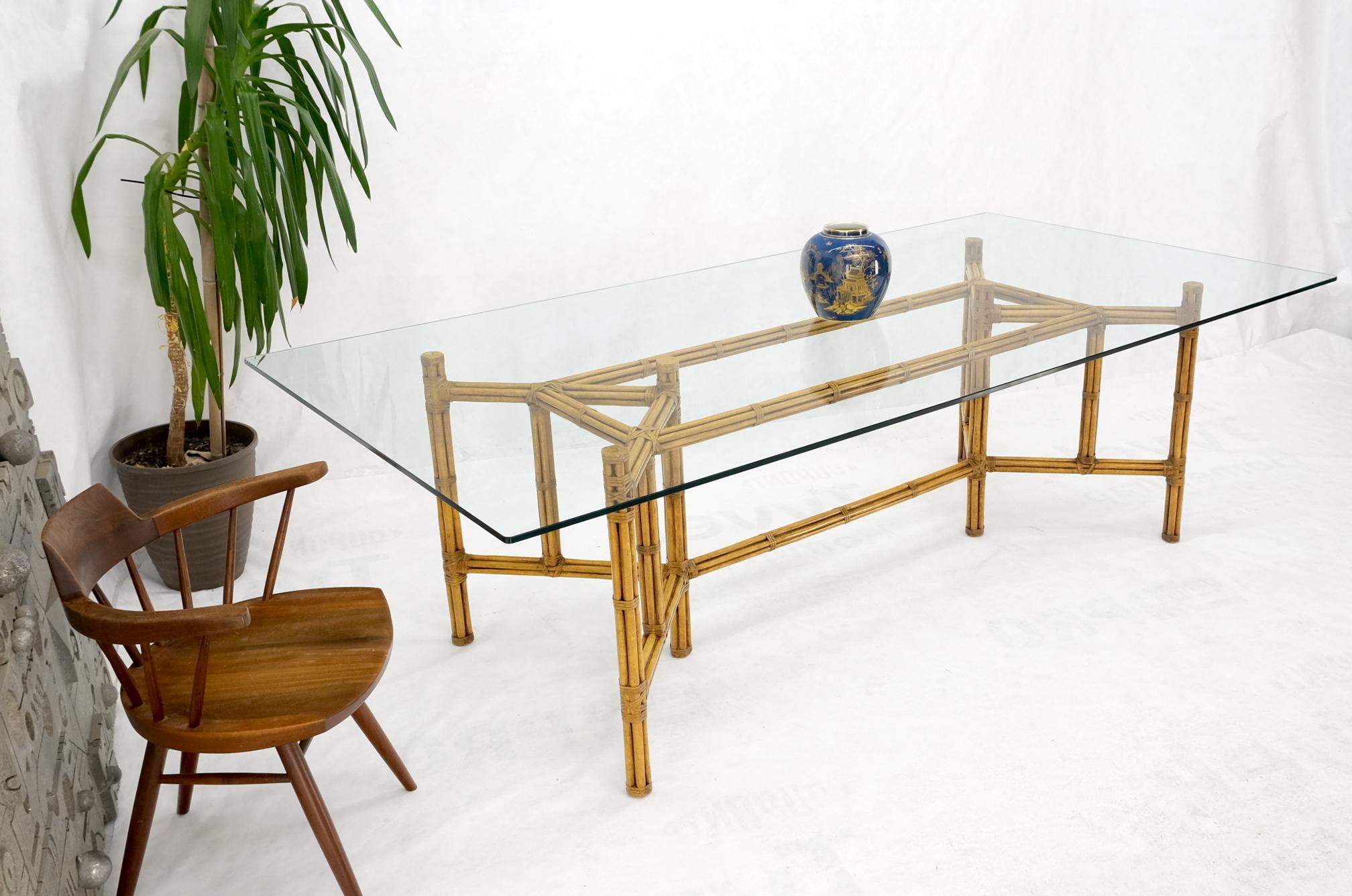 Cuir Grande table de conférence de salle à manger à plateau épais en verre avec cadre en bambou et cuir de 3/4 po.  en vente