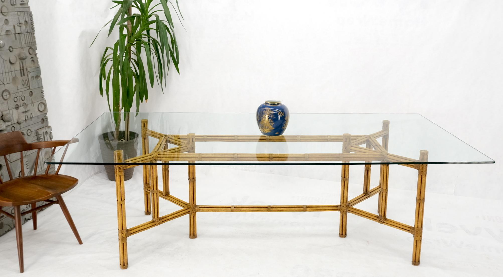 Grande table de conférence de salle à manger à plateau épais en verre avec cadre en bambou et cuir de 3/4 po.  en vente 1