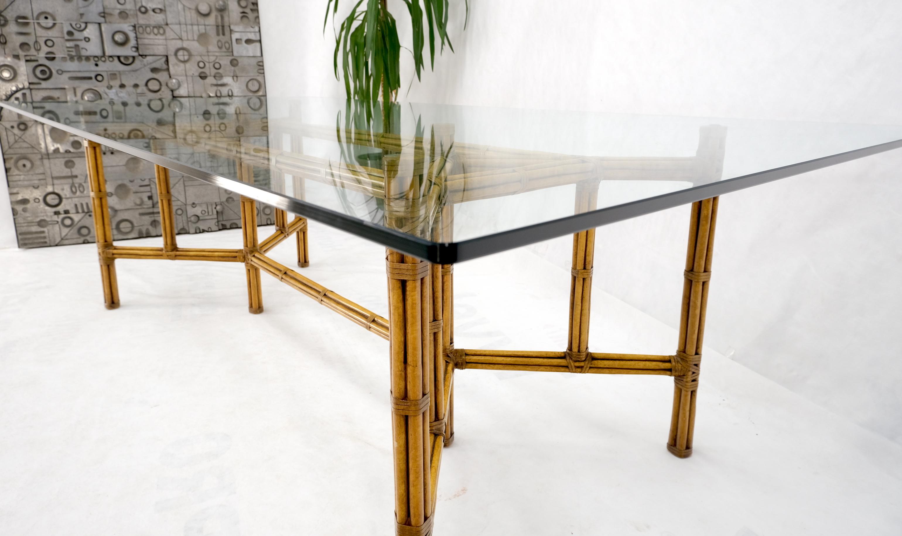 Grande table de conférence de salle à manger à plateau épais en verre avec cadre en bambou et cuir de 3/4 po.  en vente 2