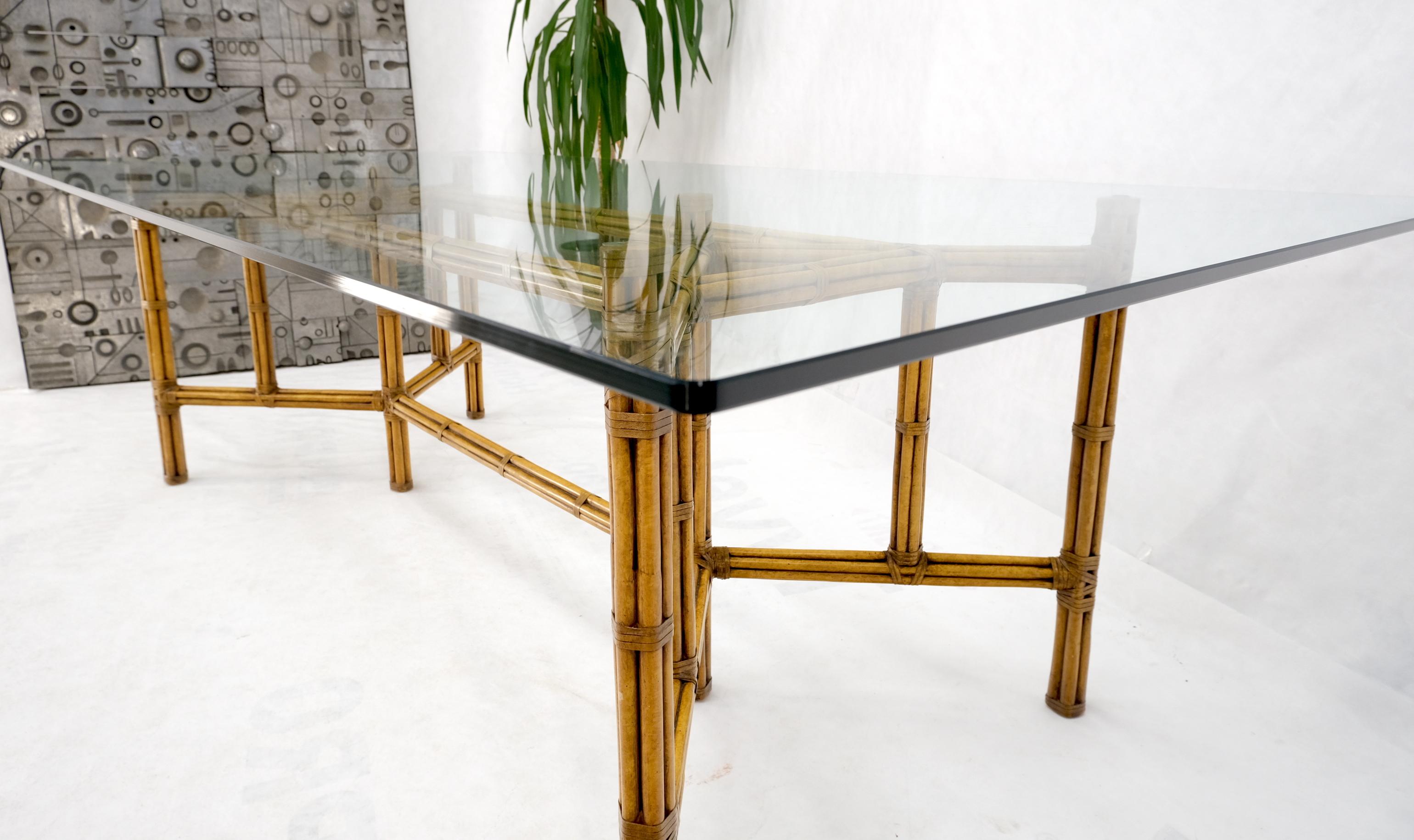 Grande table de conférence de salle à manger à plateau épais en verre avec cadre en bambou et cuir de 3/4 po. en vente 2