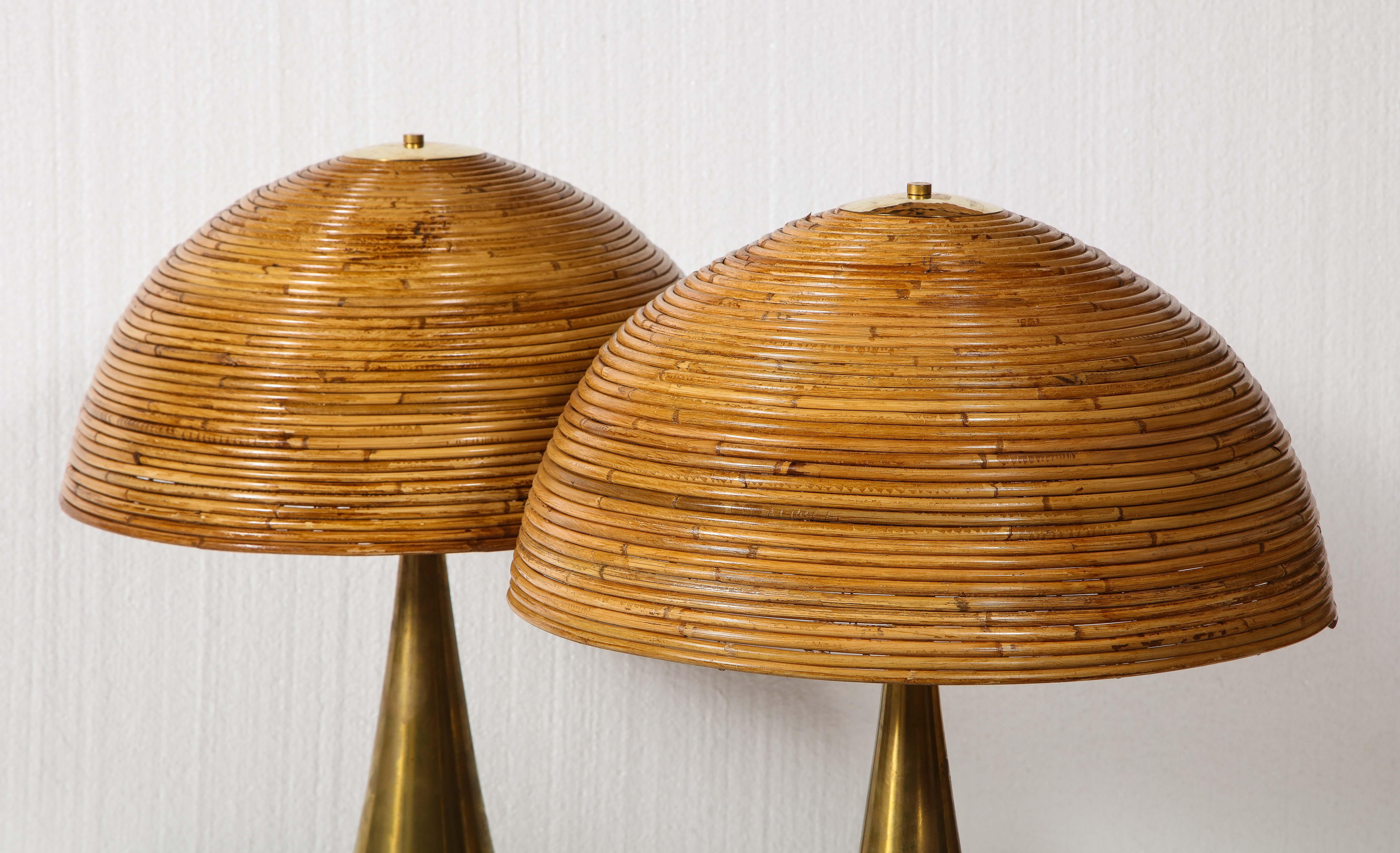 Großes Paar Tischlampen aus Bambus mit Messingsockeln (Moderne der Mitte des Jahrhunderts) im Angebot