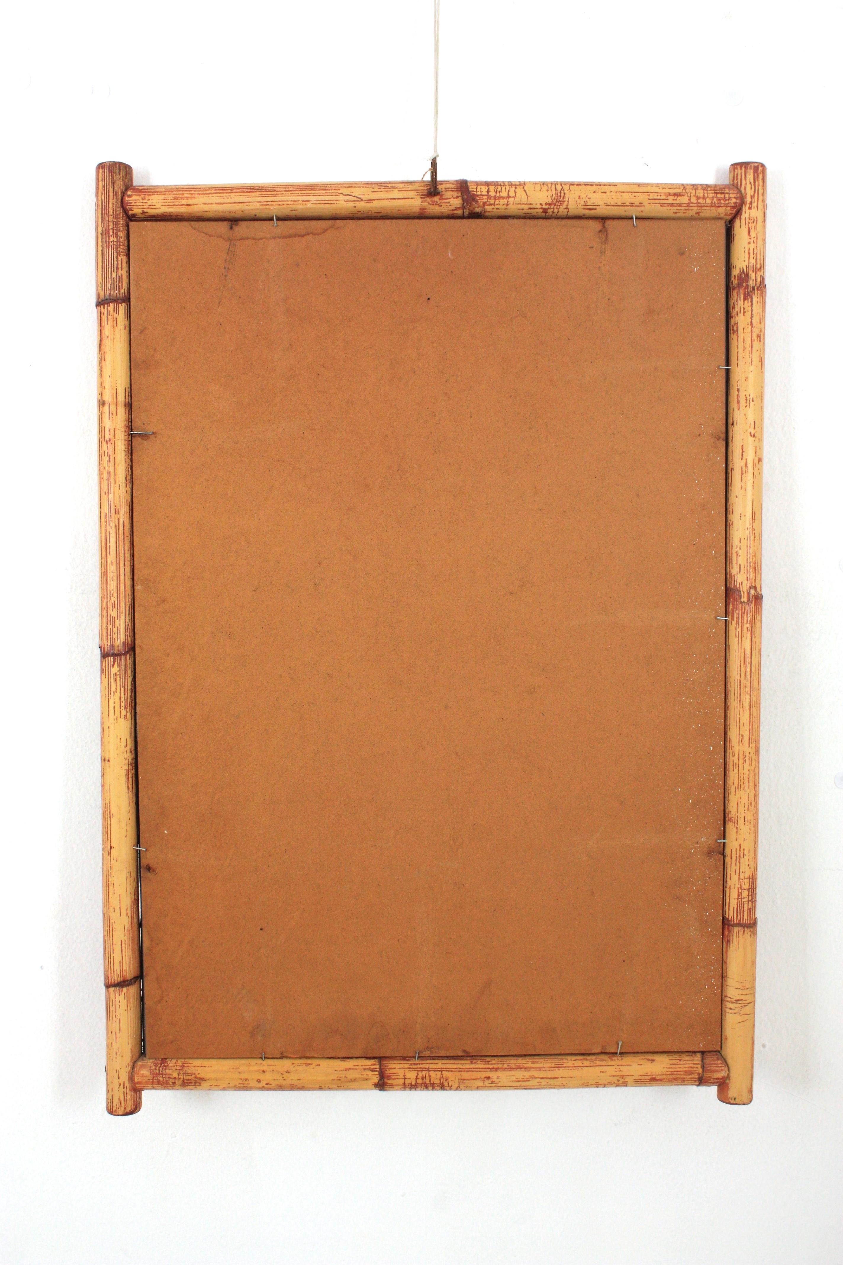 Gran espejo de pared rectangular de ratán de bambú con marco geométrico, España, años 60 en venta 3
