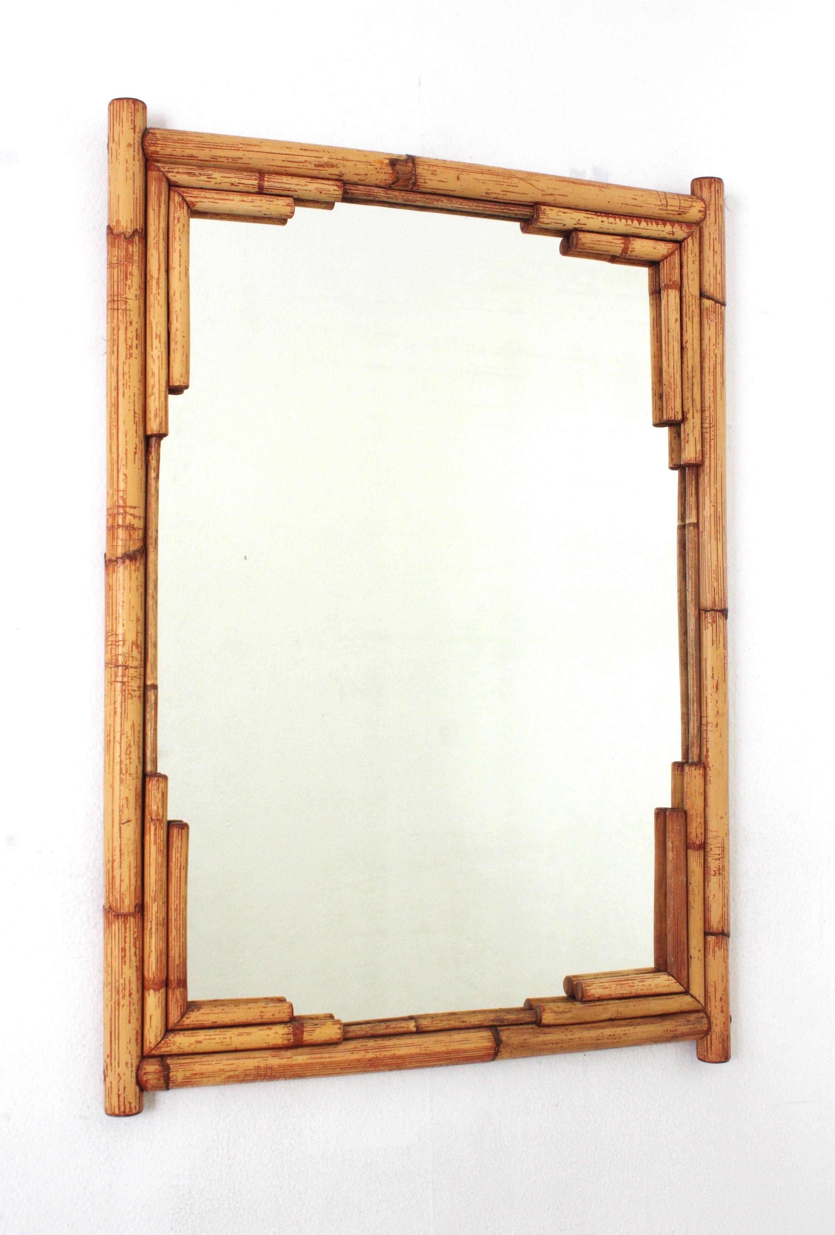 Espejo de pared rectangular de bambú estilo Chinoiserie española de mediados de siglo. España, años 60.
Precioso espejo rectangular de estilo Tiki hecho a mano con cañas de bambú. Tiene un marco muy decorativo con adornos geométricos de inspiración