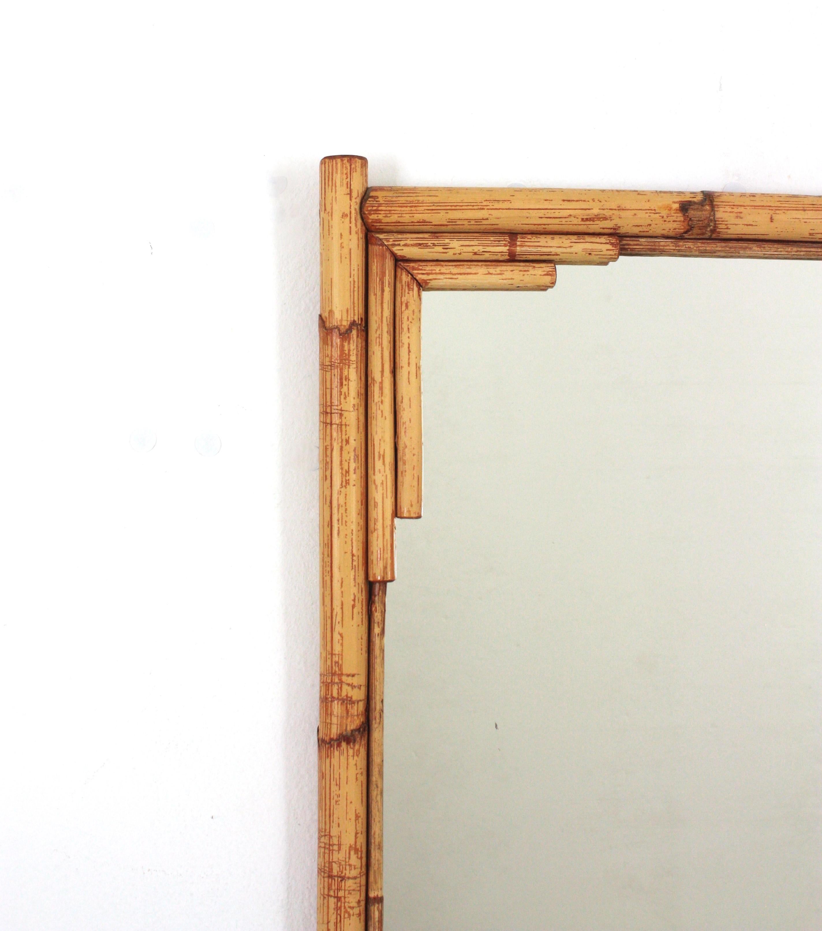 Gran espejo de pared rectangular de ratán de bambú con marco geométrico, España, años 60 Español en venta