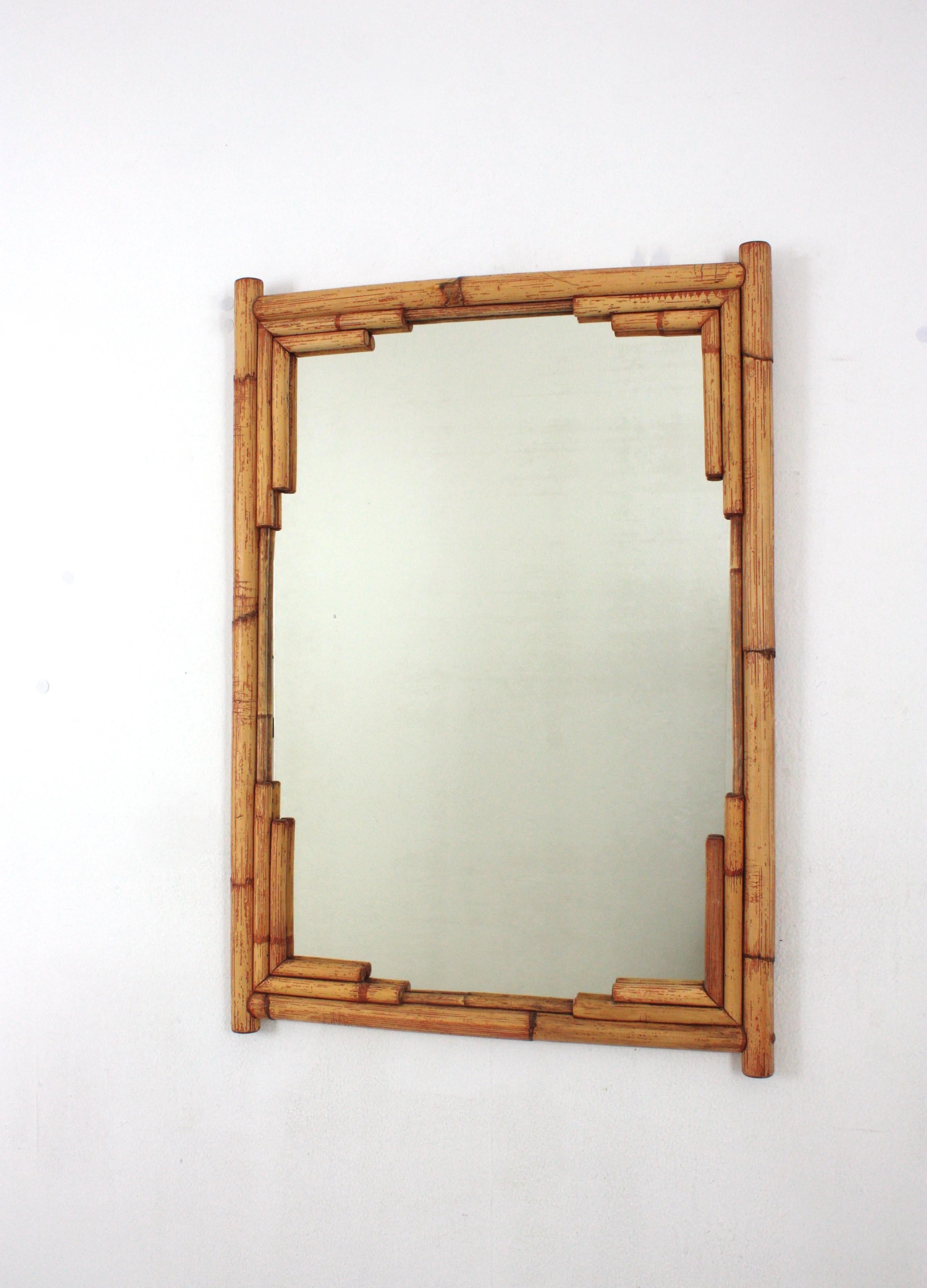 Gran espejo de pared rectangular de ratán de bambú con marco geométrico, España, años 60 en venta 1