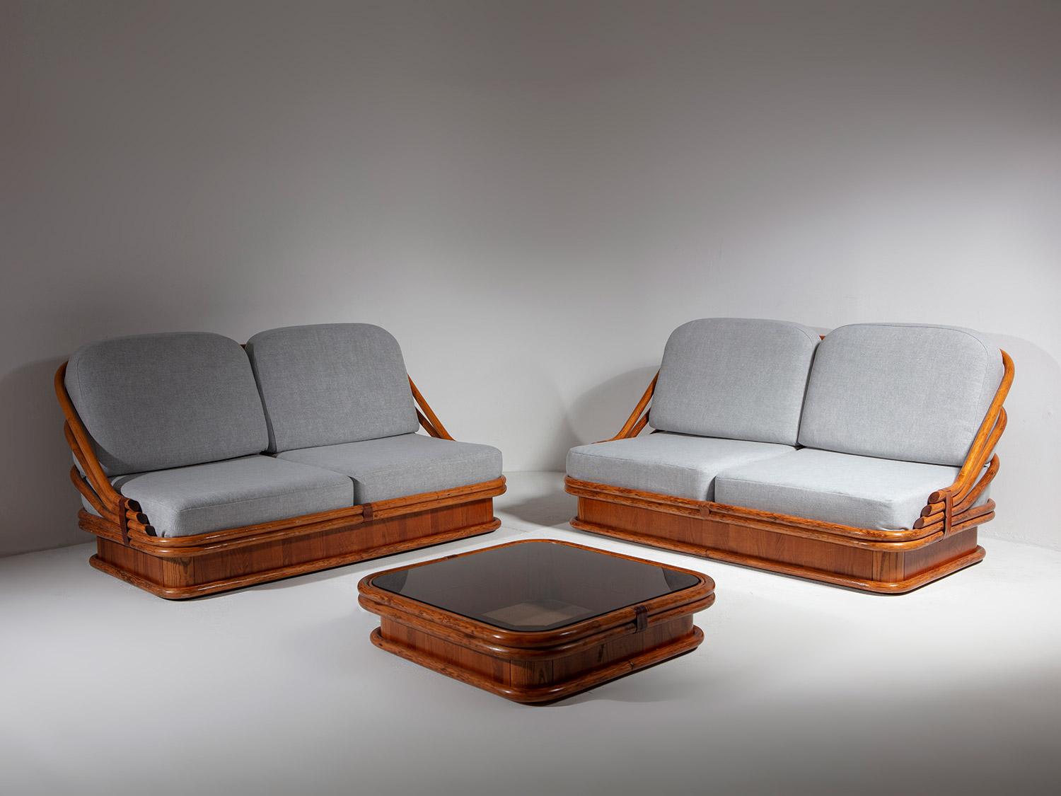Grand canapé en bambou par Vivai del Sud
Détails en bambou et cuir pour cet ensemble composé de deux canapés et d'une table basse. 
Les dimensions de la table sont 85 x 85 x h. 20 cm.
