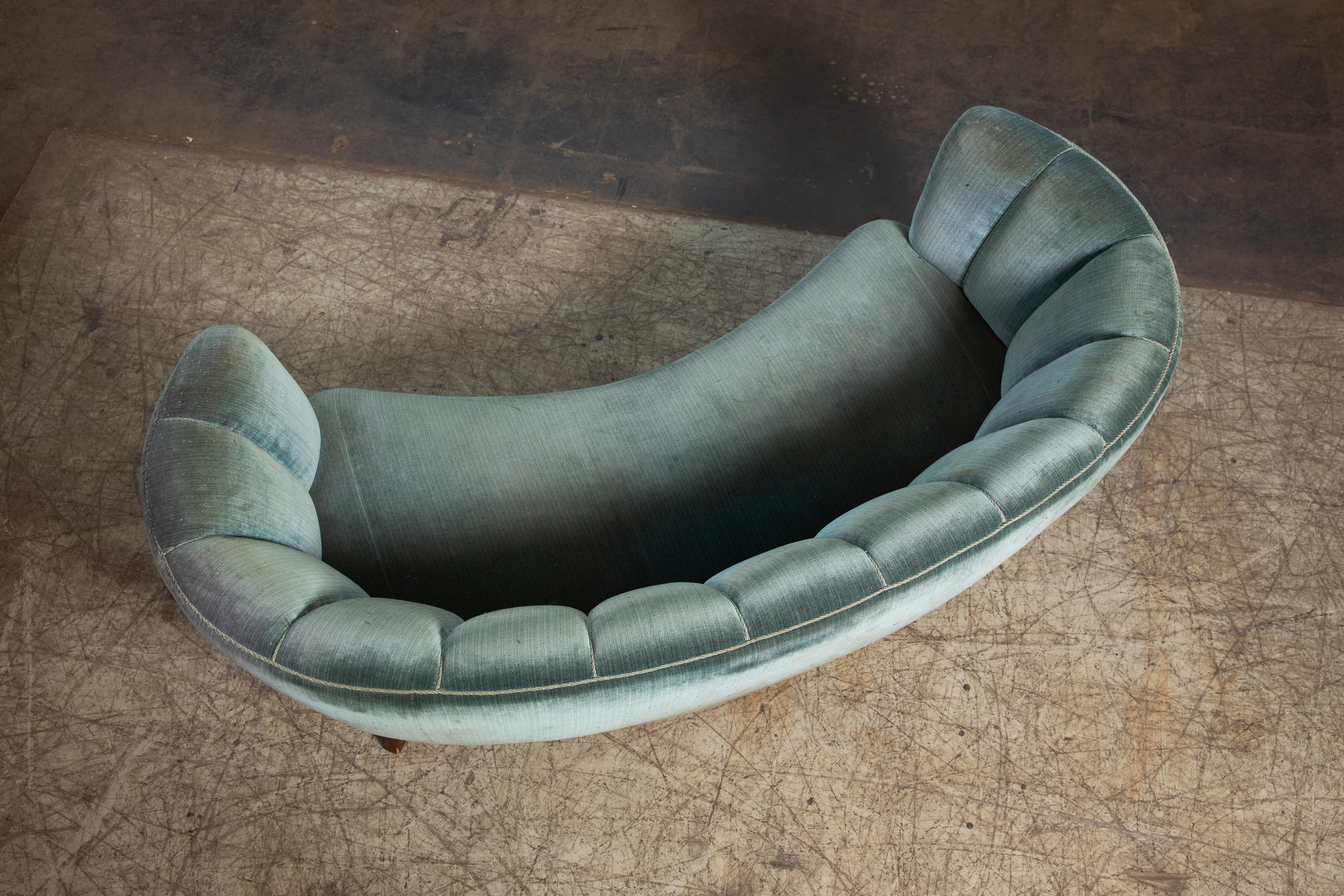 Large Banana Form Curved Sofa in Blue Velvet, Denmark, 1940s In Good Condition In Bridgeport, CT