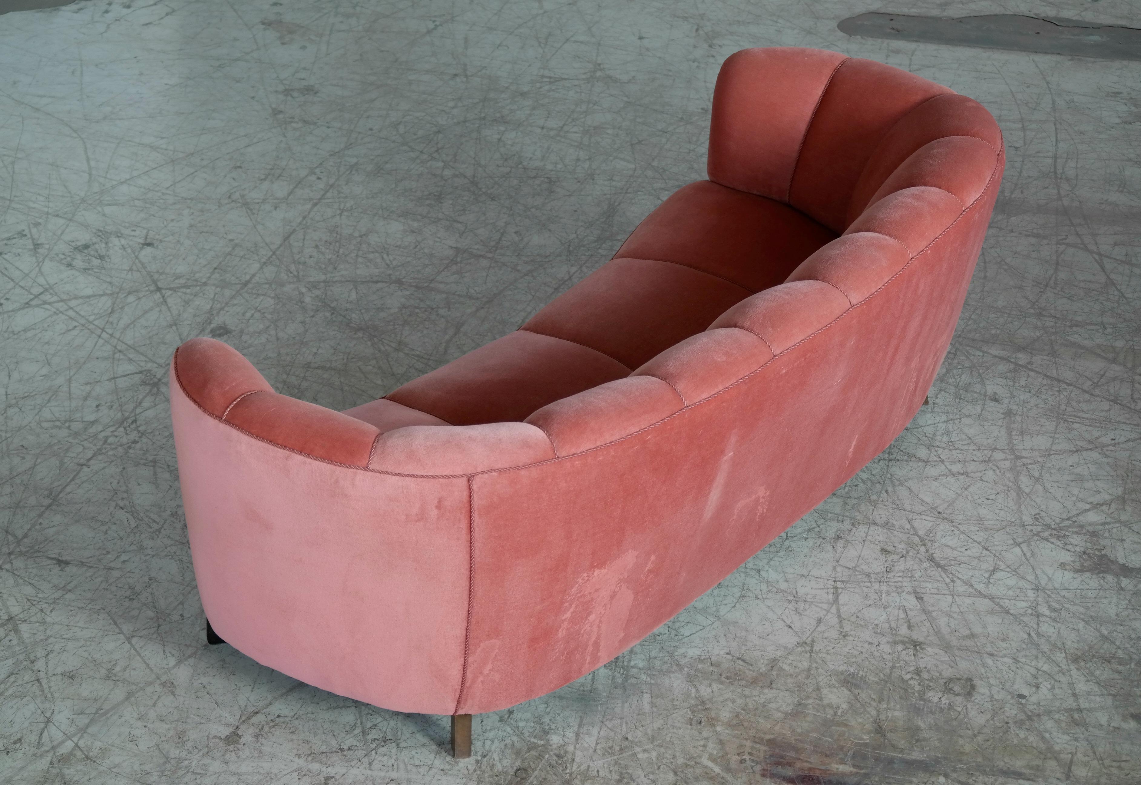 Large Banana Form Curved Sofa in Pink Velvet Denmark, 1940s In Good Condition In Bridgeport, CT
