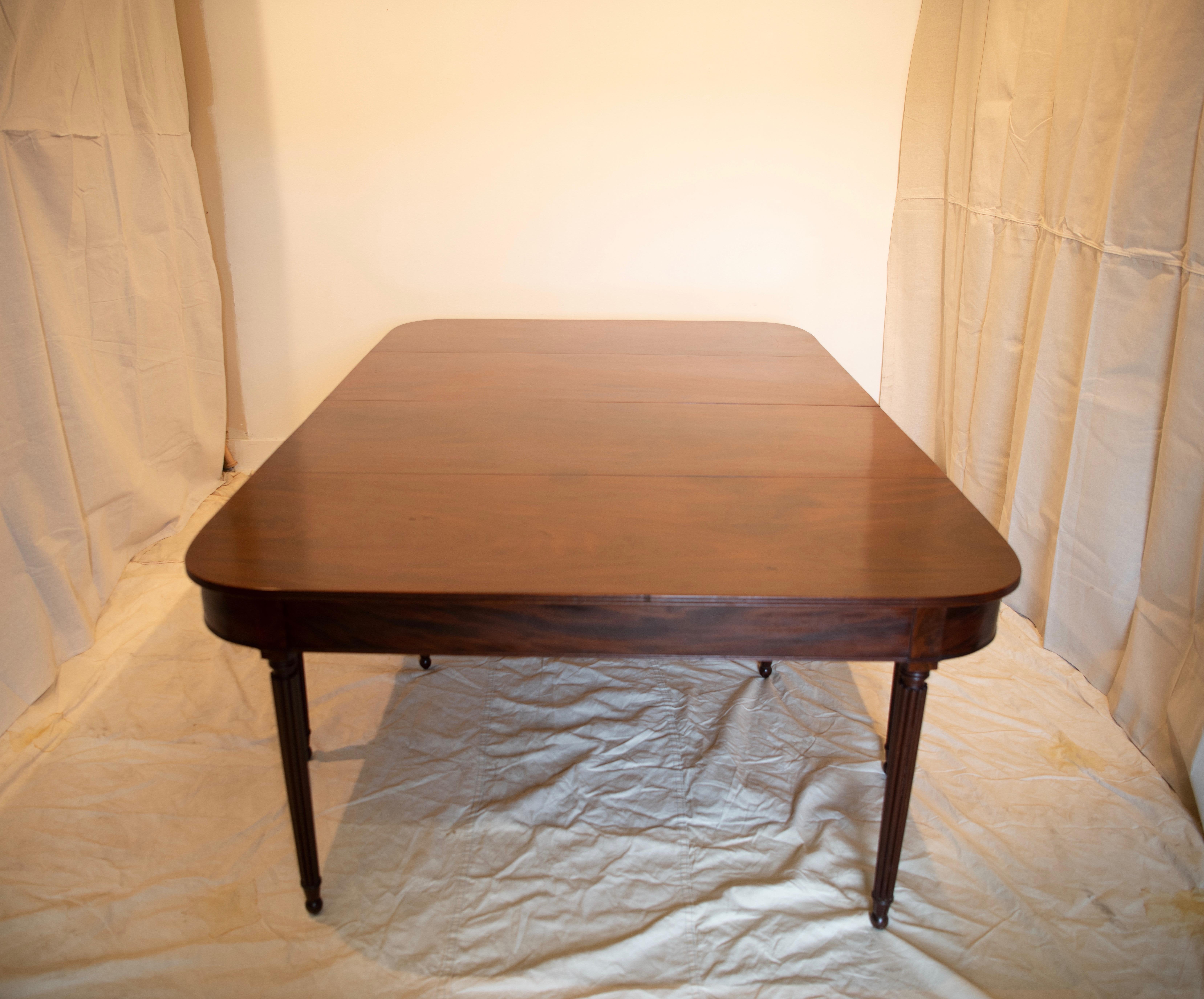 Large Banquet Size Drop Leaf Mahogany Dining Table, Early 19th Century 5