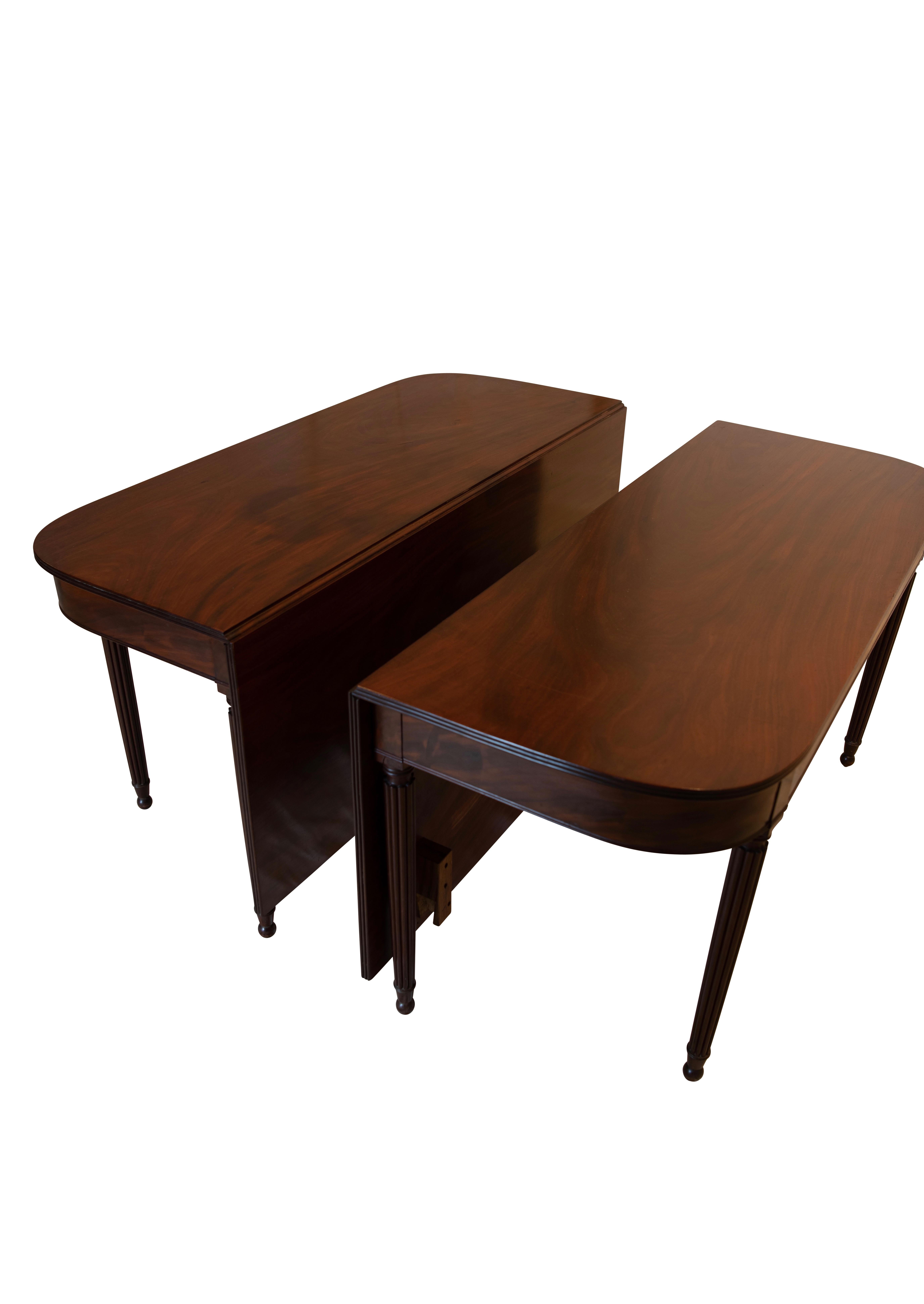 American Large Banquet Size Drop Leaf Mahogany Dining Table, Early 19th Century