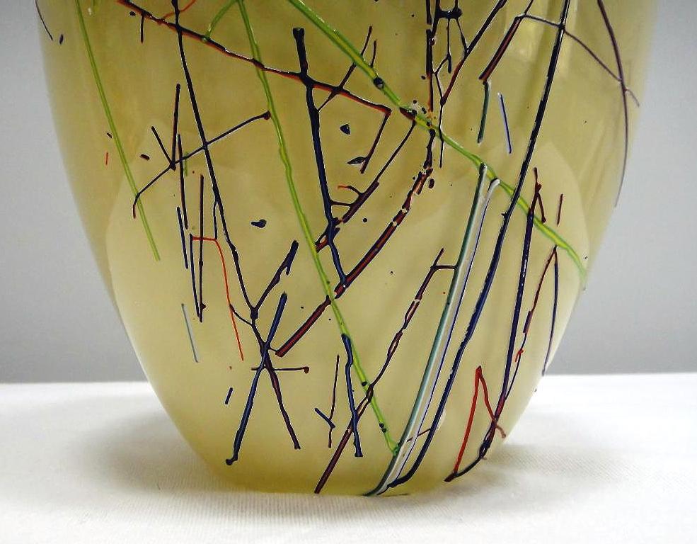 Große Barbini Vase aus Muranoglas

Zum Verkauf angeboten wird eine große Barbini Murano Kunstglasvase. Die Vase hat Glasstringer, die in einem zufälligen Muster um den Umfang geschmolzen sind. Der 1912 auf den Inseln von Murano in der Lagune von