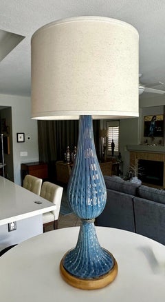Grande lampada da tavolo Barbini in vetro blu di Murano con bolle a coste
