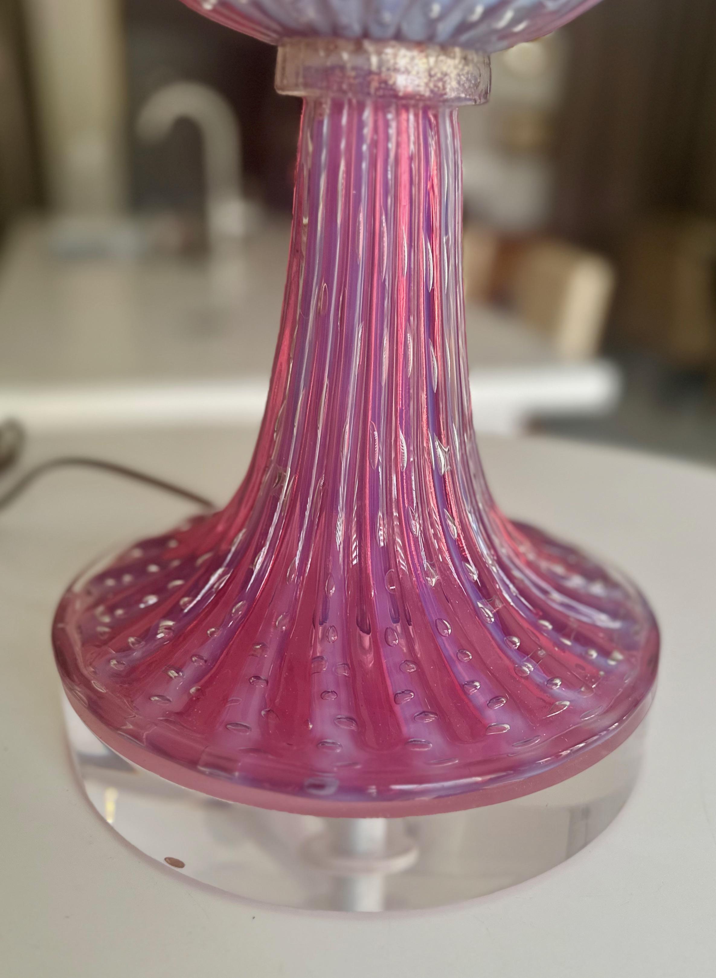 Grande lampe de bureau nervurée Barbini en verre de Murano lavande en vente 4