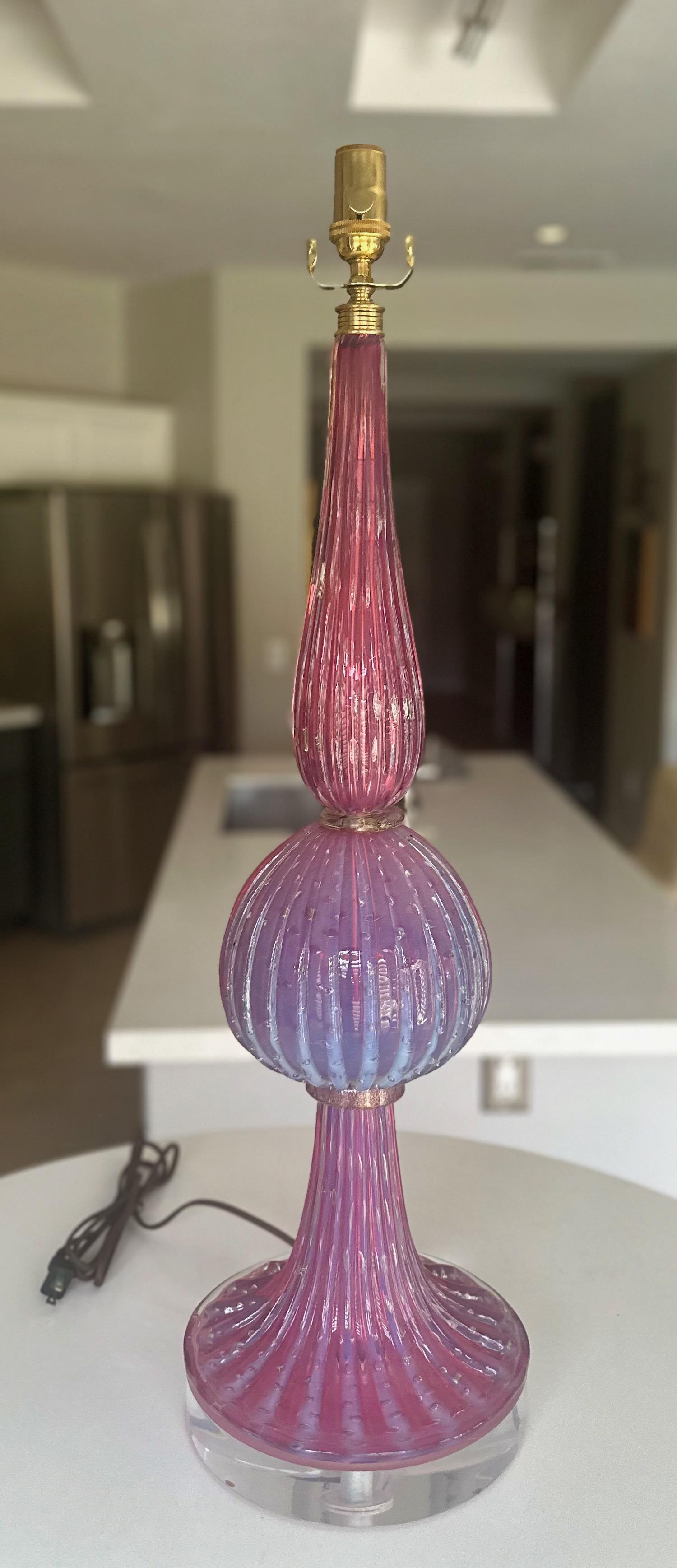 Grande lampe de bureau nervurée Barbini en verre de Murano lavande en vente 5