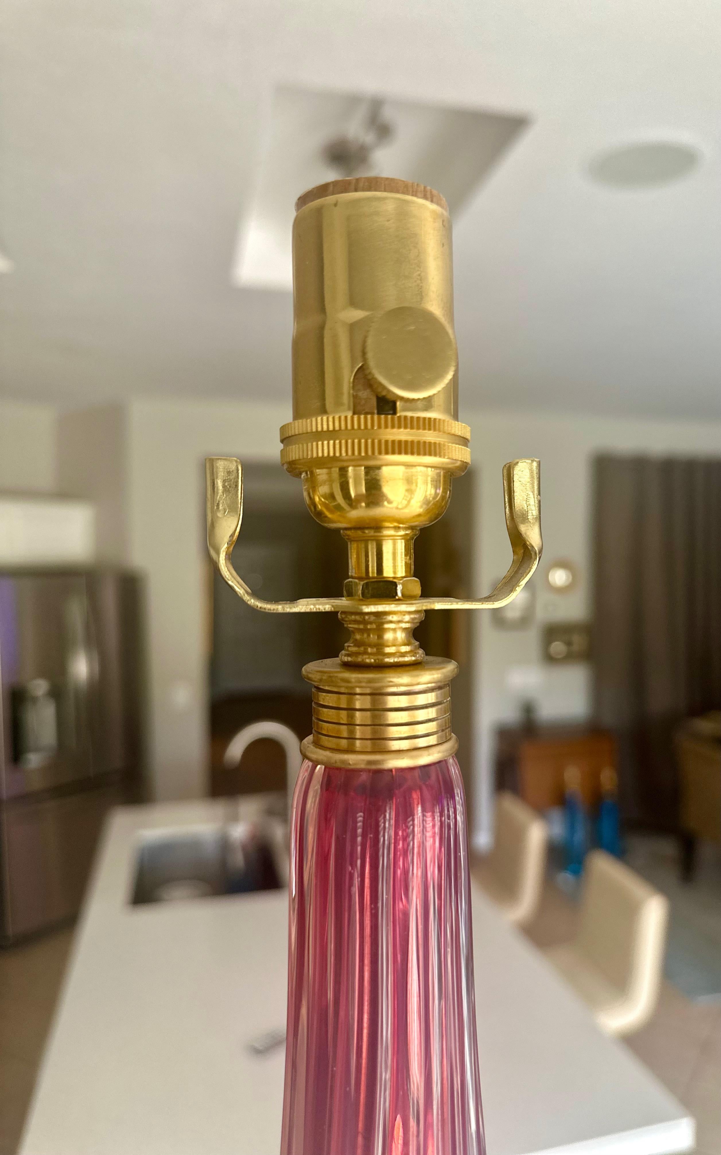 Grande lampe de bureau nervurée Barbini en verre de Murano lavande en vente 6