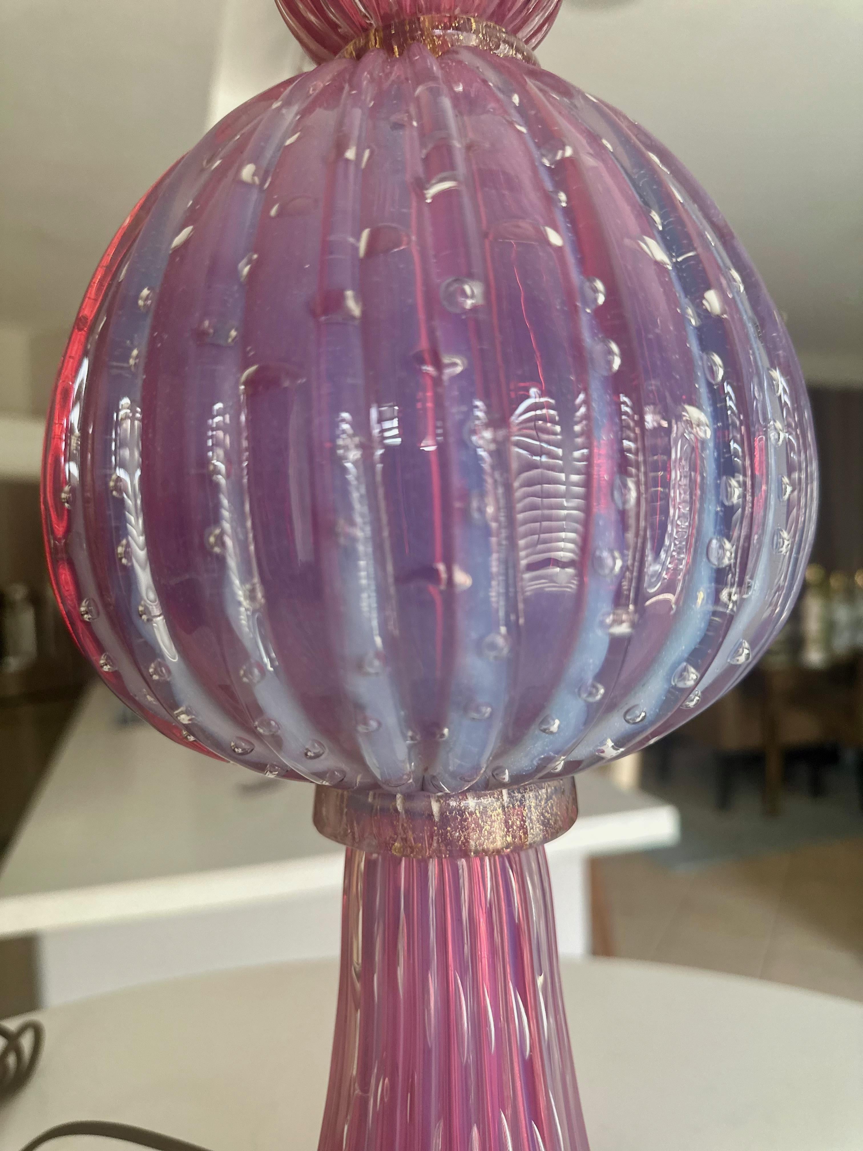 Grande lampe de bureau nervurée Barbini en verre de Murano lavande en vente 7