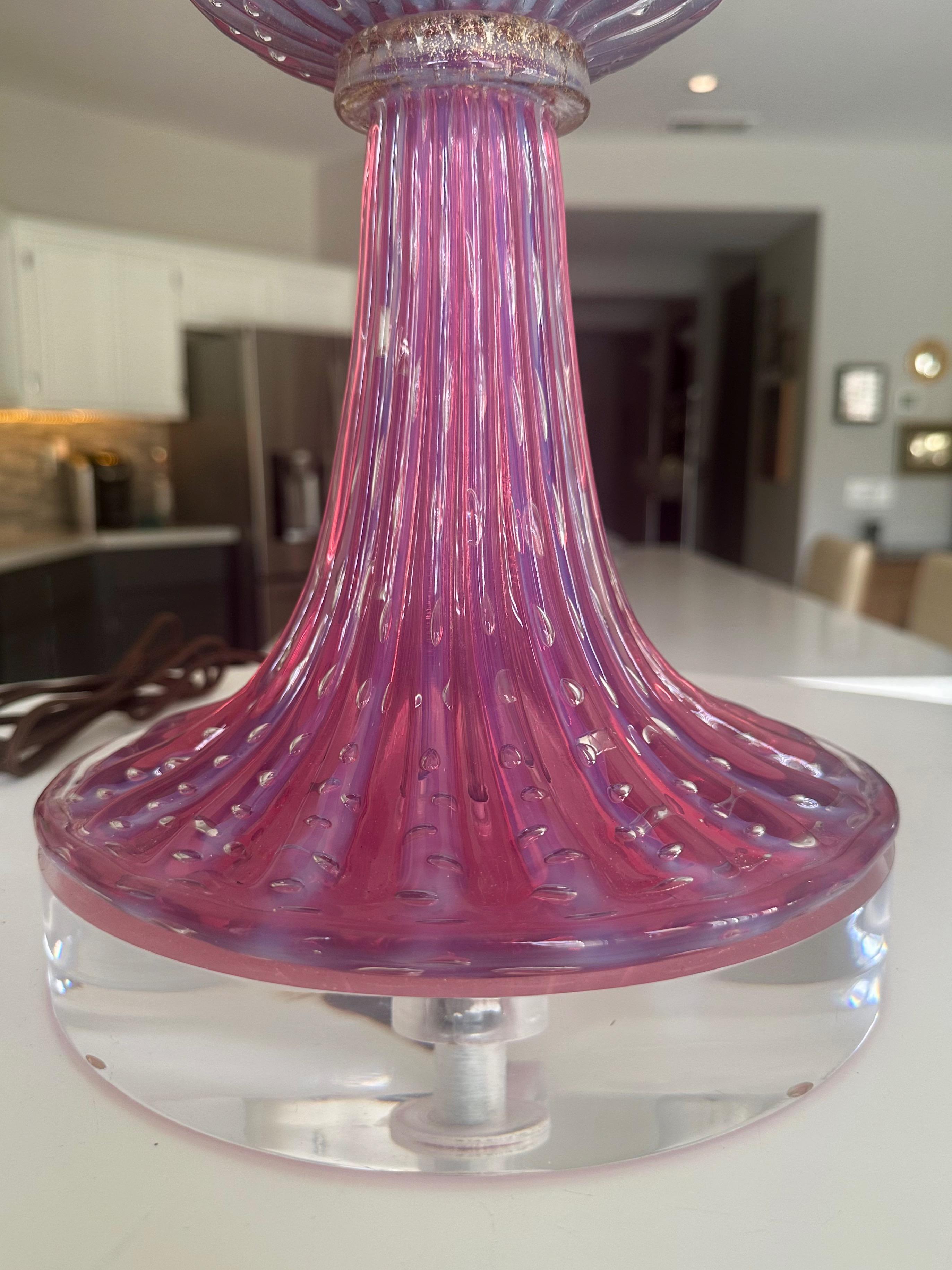 Grande lampe de bureau nervurée Barbini en verre de Murano lavande en vente 9