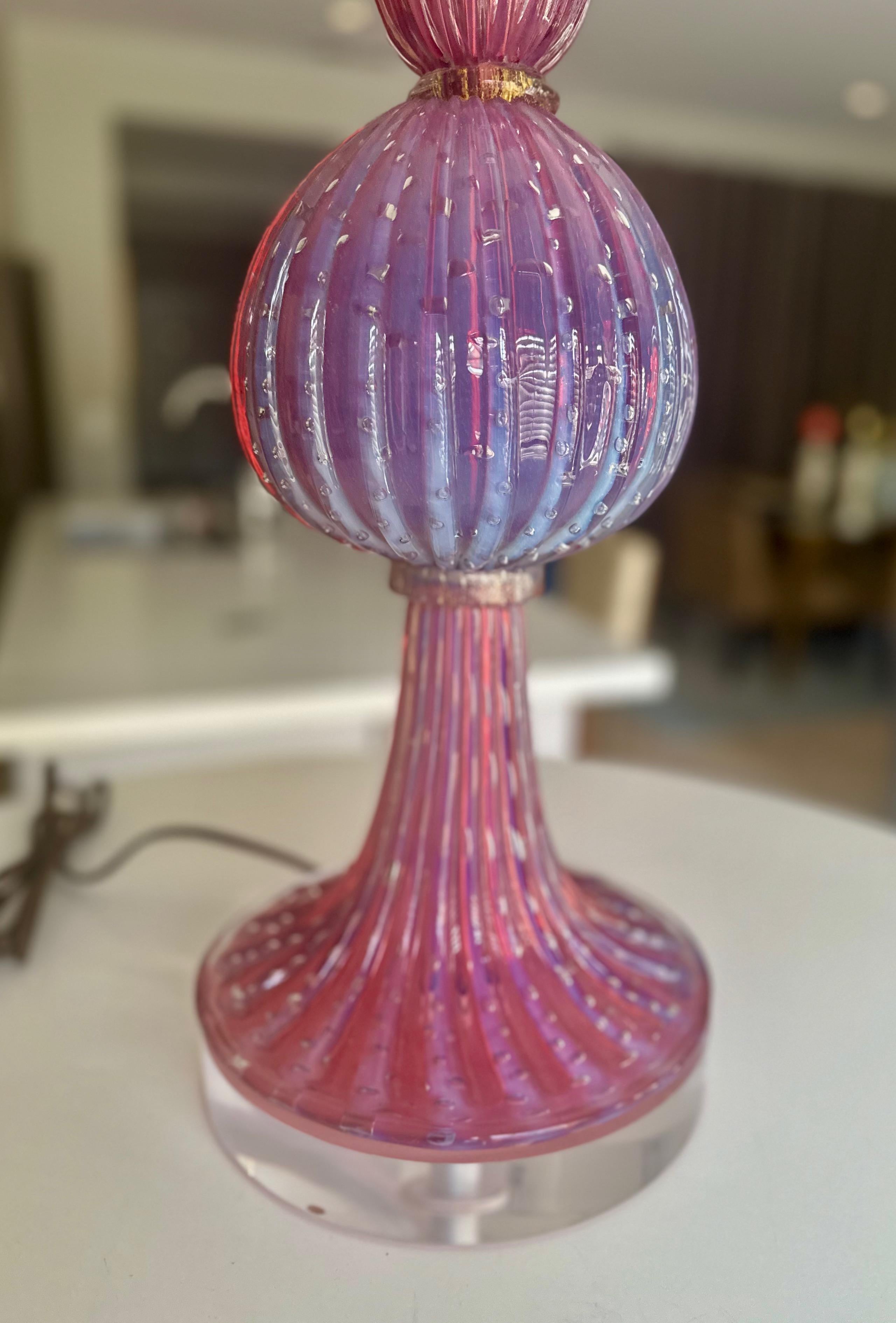 Grande lampe de bureau nervurée Barbini en verre de Murano lavande en vente 10