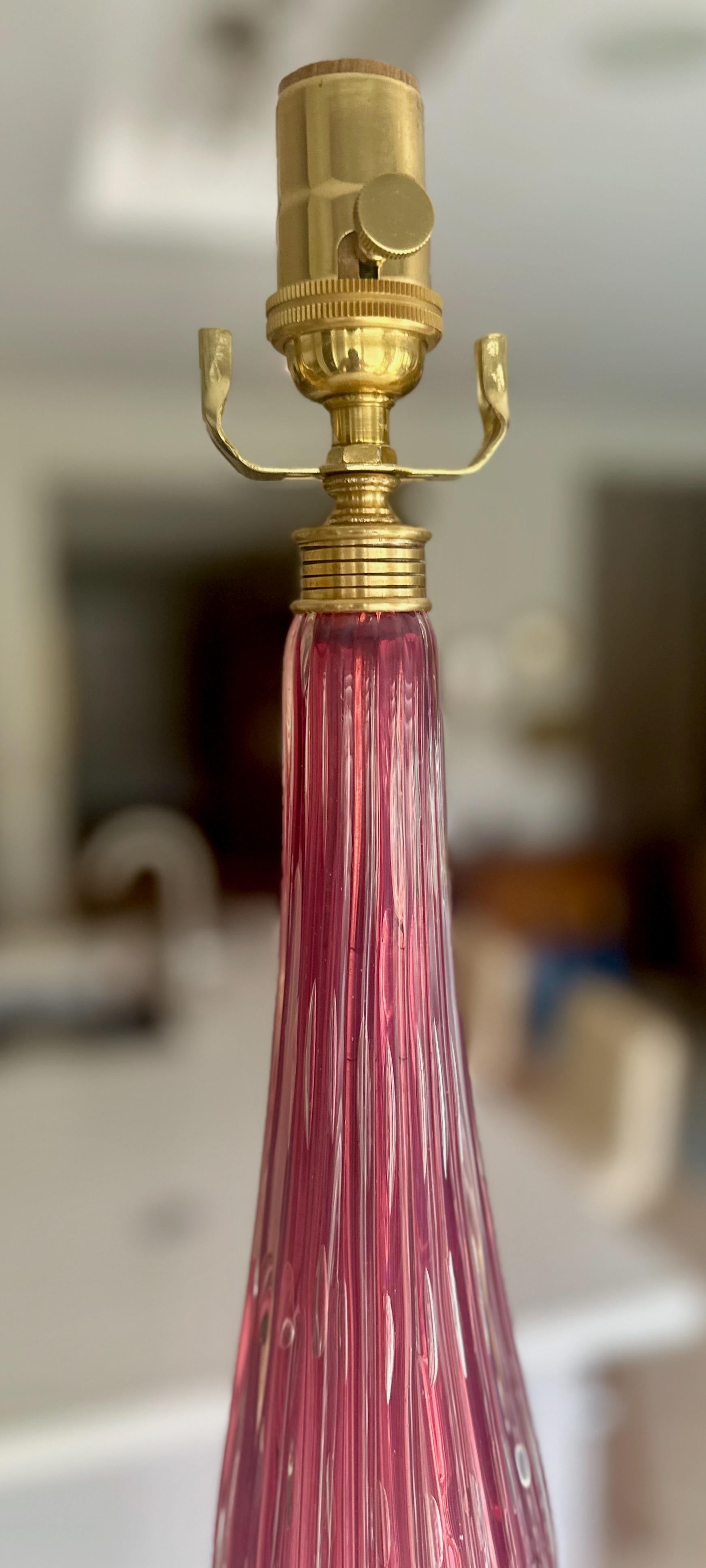 Grande lampe de bureau nervurée Barbini en verre de Murano lavande en vente 12
