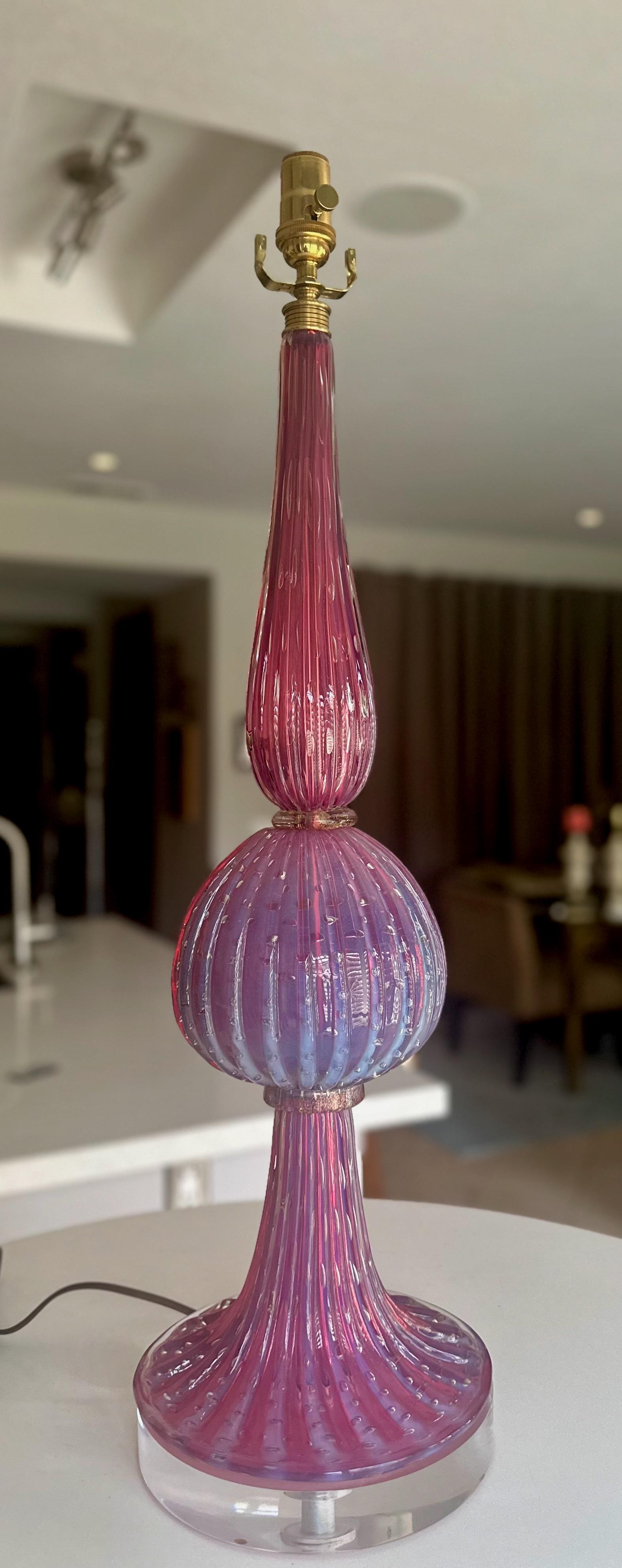 Grande lampe de bureau nervurée Barbini en verre de Murano lavande en vente 13