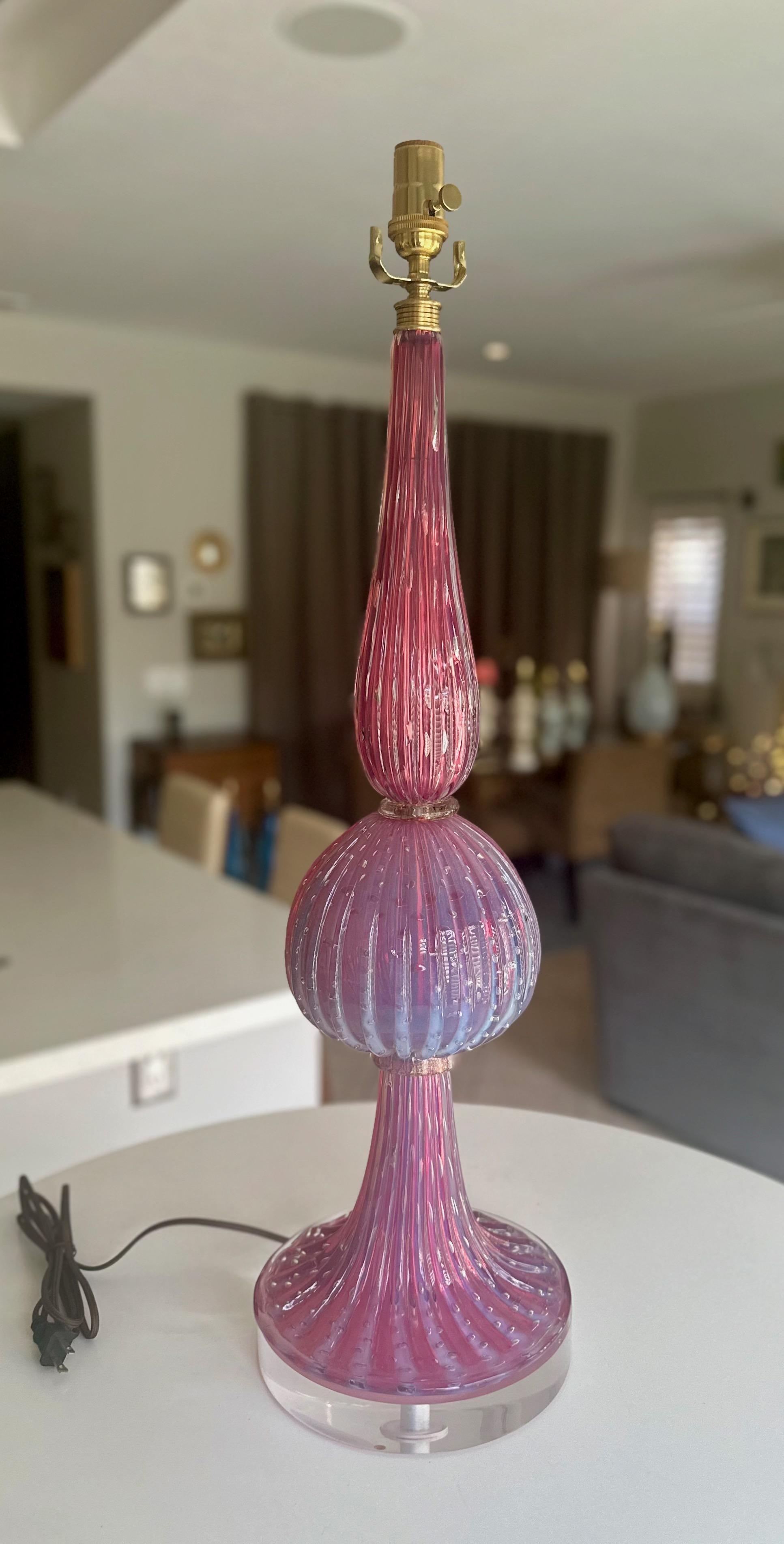 Lampe de table en verre soufflé à la bouche de grande taille, de couleur fuchsia lavande (avec des touches de bleu), fabriquée à Murano en Italie par Alfredo Barbini. La lampe présente des nervures verticales exécutées de manière experte avec des